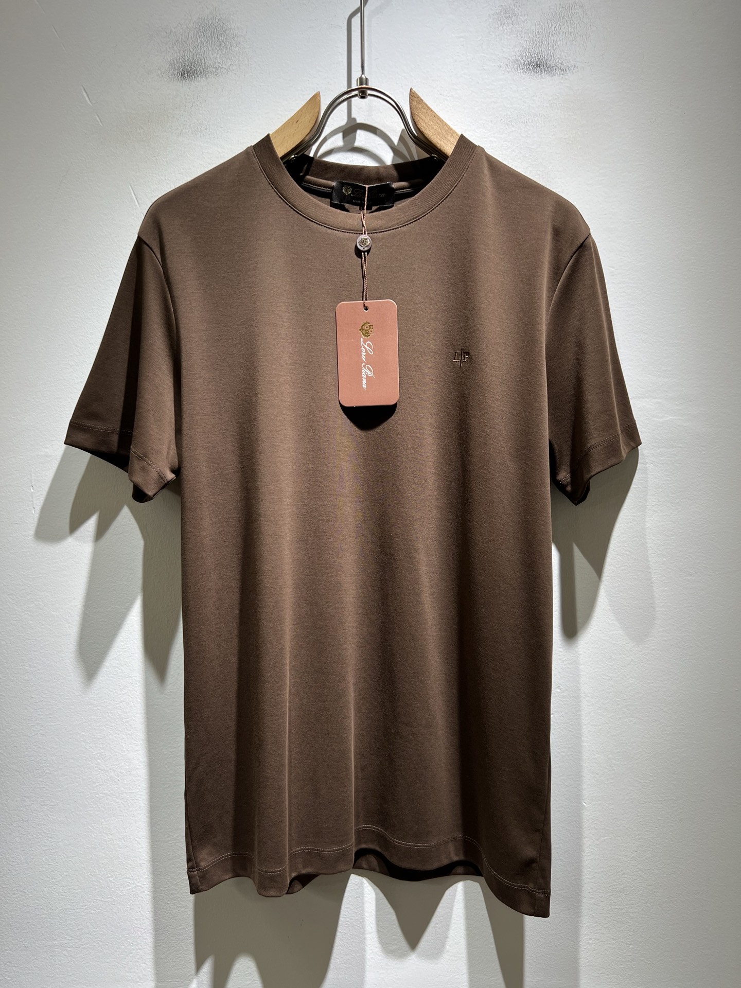 Loro Piana诺悠翩雅 2026春夏男士最新的贸易订单短袖打底衫，全品相！！胸前采用logo图案刺