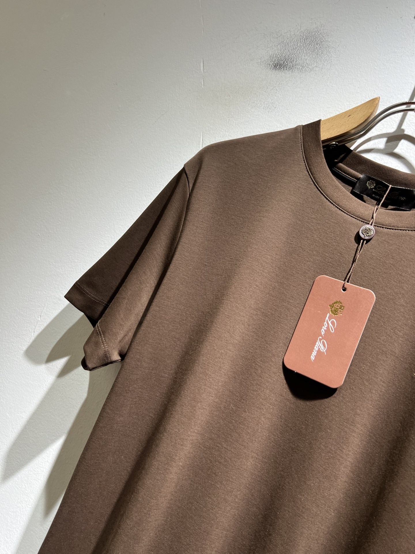 Loro Piana诺悠翩雅 2026春夏男士最新的贸易订单短袖打底衫，全品相！！胸前采用logo图案刺