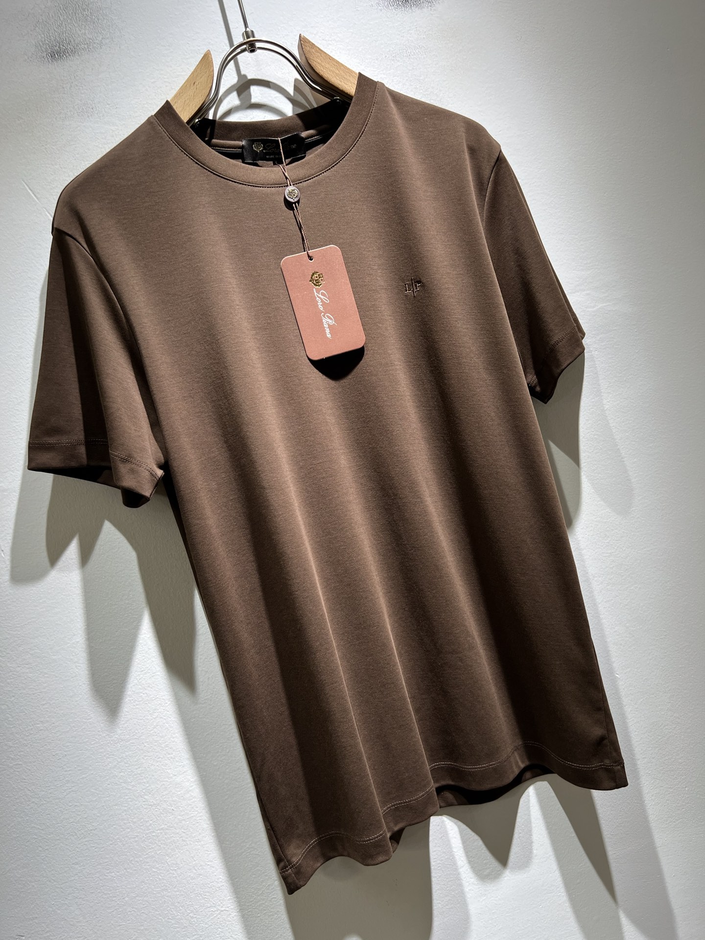 Loro Piana诺悠翩雅 2026春夏男士最新的贸易订单短袖打底衫，全品相！！胸前采用logo图案刺