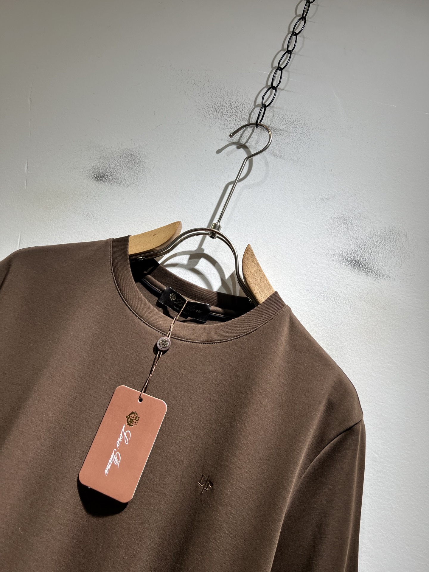 Loro Piana诺悠翩雅 2026春夏男士最新的贸易订单短袖打底衫，全品相！！胸前采用logo图案刺