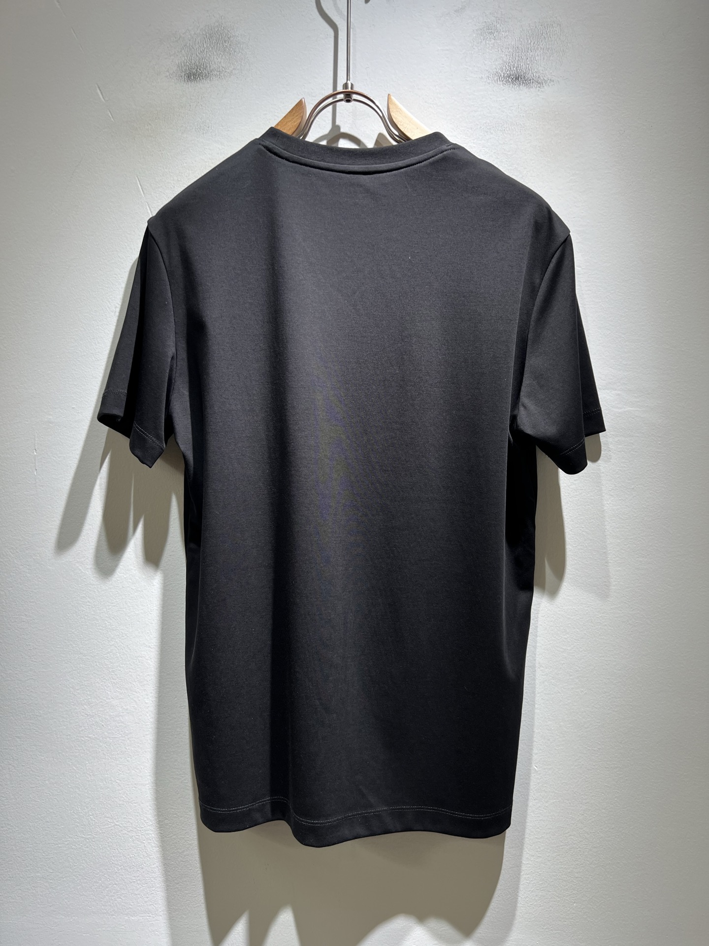 Loro Piana诺悠翩雅 2026春夏男士最新的贸易订单短袖打底衫，全品相！！胸前采用logo图案刺