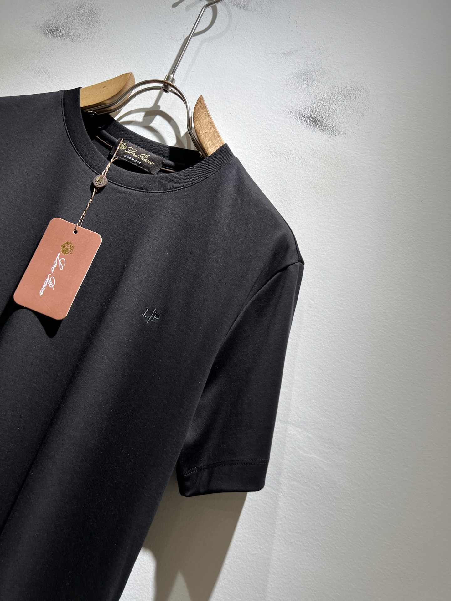 Loro Piana诺悠翩雅 2026春夏男士最新的贸易订单短袖打底衫，全品相！！胸前采用logo图案刺