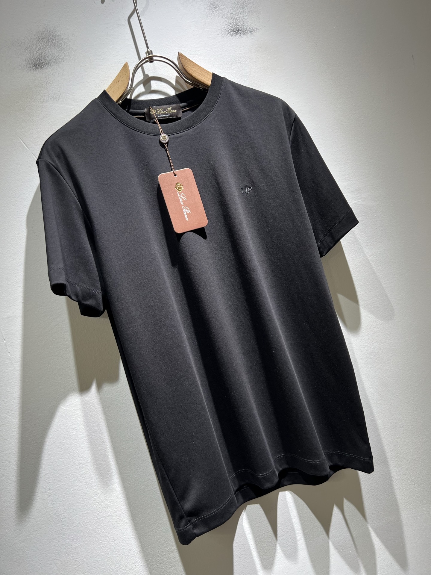 Loro Piana诺悠翩雅 2026春夏男士最新的贸易订单短袖打底衫，全品相！！胸前采用logo图案刺