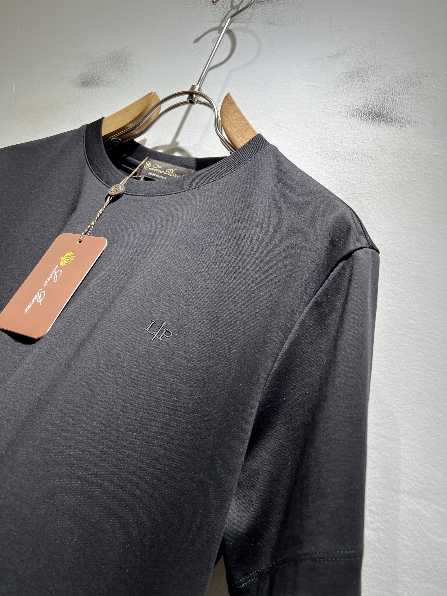 Loro Piana诺悠翩雅 2026春夏男士最新的贸易订单短袖打底衫，全品相！！胸前采用logo图案刺