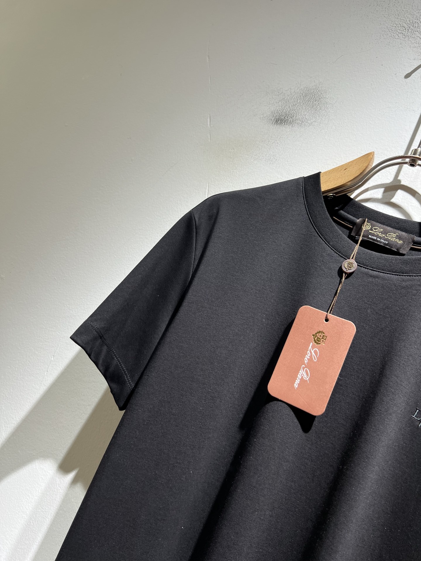 Loro Piana诺悠翩雅 2026春夏男士最新的贸易订单短袖打底衫，全品相！！胸前采用logo图案刺