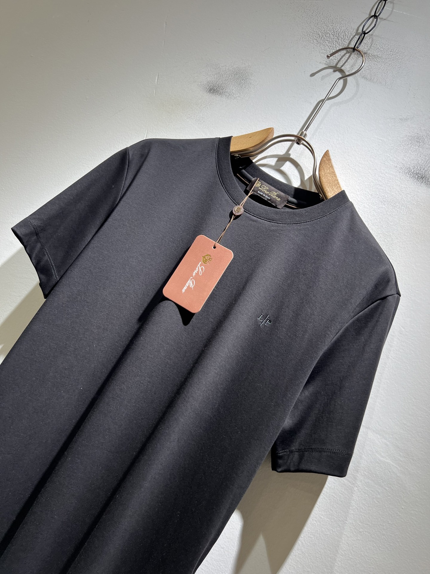 Loro Piana诺悠翩雅 2026春夏男士最新的贸易订单短袖打底衫，全品相！！胸前采用logo图案刺