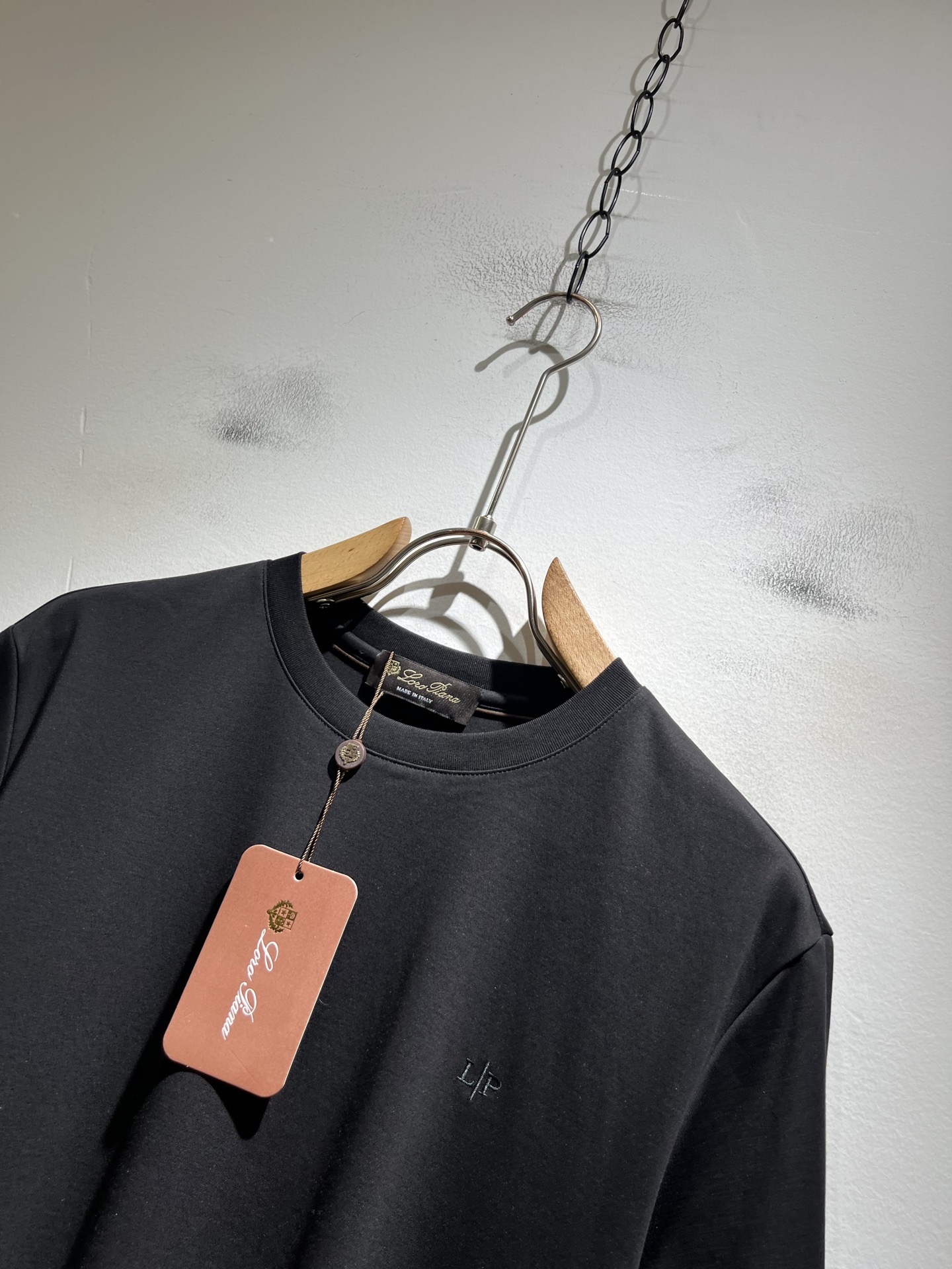 Loro Piana诺悠翩雅 2026春夏男士最新的贸易订单短袖打底衫，全品相！！胸前采用logo图案刺