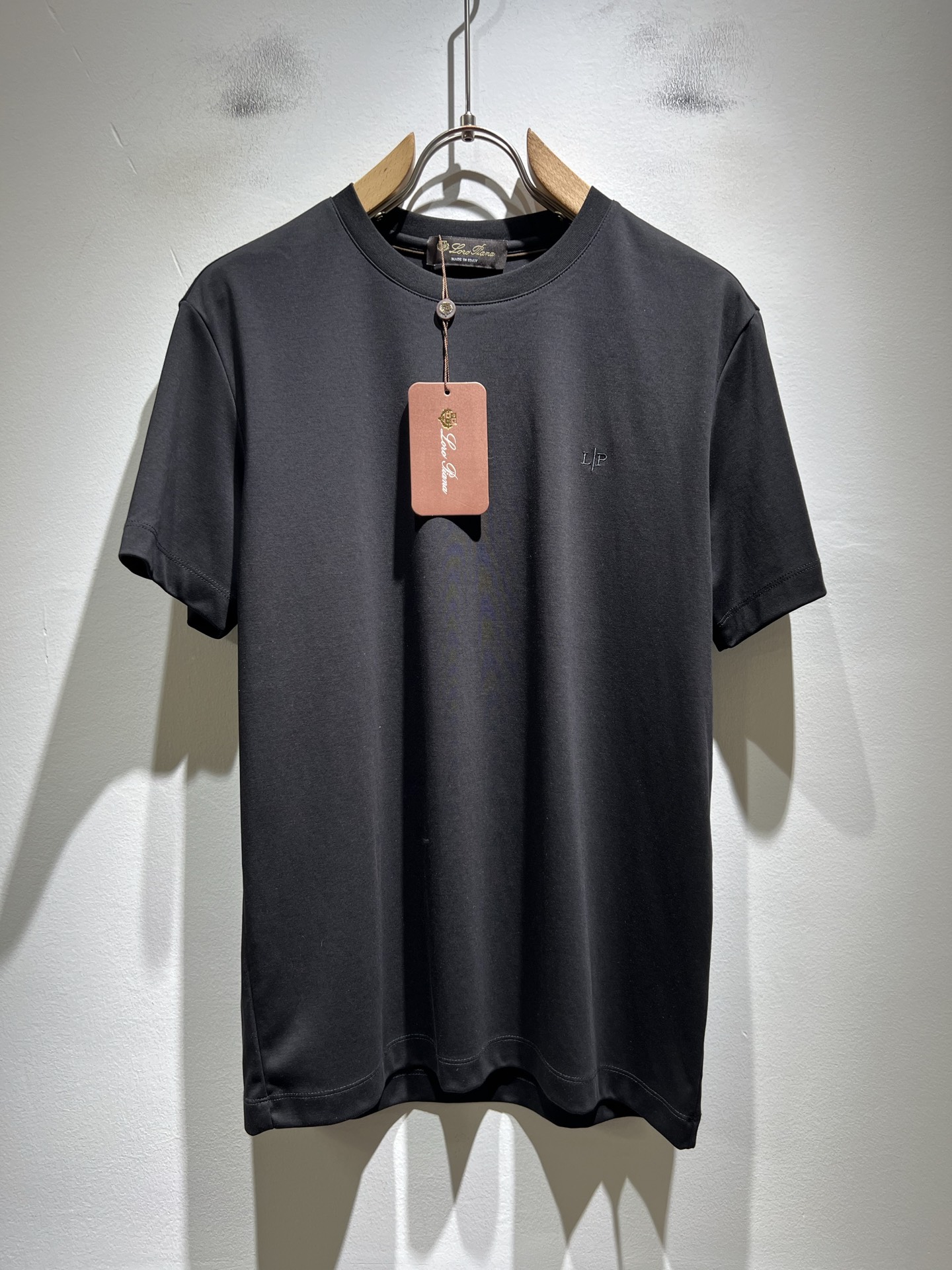 Loro Piana诺悠翩雅 2026春夏男士最新的贸易订单短袖打底衫，全品相！！胸前采用logo图案刺