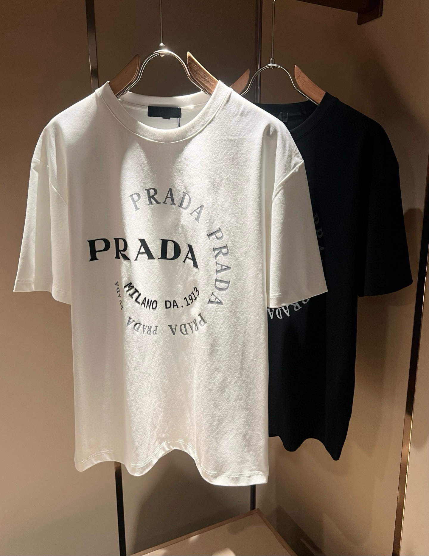 NO:761139,PRAD*A's new 2026 spring and summer short-sleeved T-shirts for men and women, the latest model is exclusively available on the entire network!  !  ~It is both classic and fashionable, who doesn’t love it? It shows the classic again, it is very eye-catching, and it has a low-luxury aura and recognition!  Pr*da's traditional brand concept and modern advanced technology are perfectly combined. Coupled with an extremely modern and simple design, Pr*da's exclusive logo pattern laminated printing design!  Customized 100% imported pure cotton fabric!  The texture of this model is quite impressive. You can tell the specifications and grades at your fingertips. The level of finesse and breathability are top-notch!  Size M-3XL,,prada,T-shirt,tees,t-shirt,19860909PRAD*A普*达2026春夏新款男女同款短袖T恤,最新款全网独家首上！！~既经典有时尚百搭,谁不爱啊,将经典再次展现,非常的耐看,自带低奢光环与辨识度！Pr*da传统的品牌理念和现代化的先进技术进行了完美结合.加上极其现代摩登风范的简约设计,p家专属logo图案压胶印花设计！定制百分百进口纯棉面料！此款的质感相当感人 触手便知规格档次 细腻程度与透气效果堪称顶级！尺码M-3XL,,prada,T-shirt,tees，t-shirt,,Men's clothing