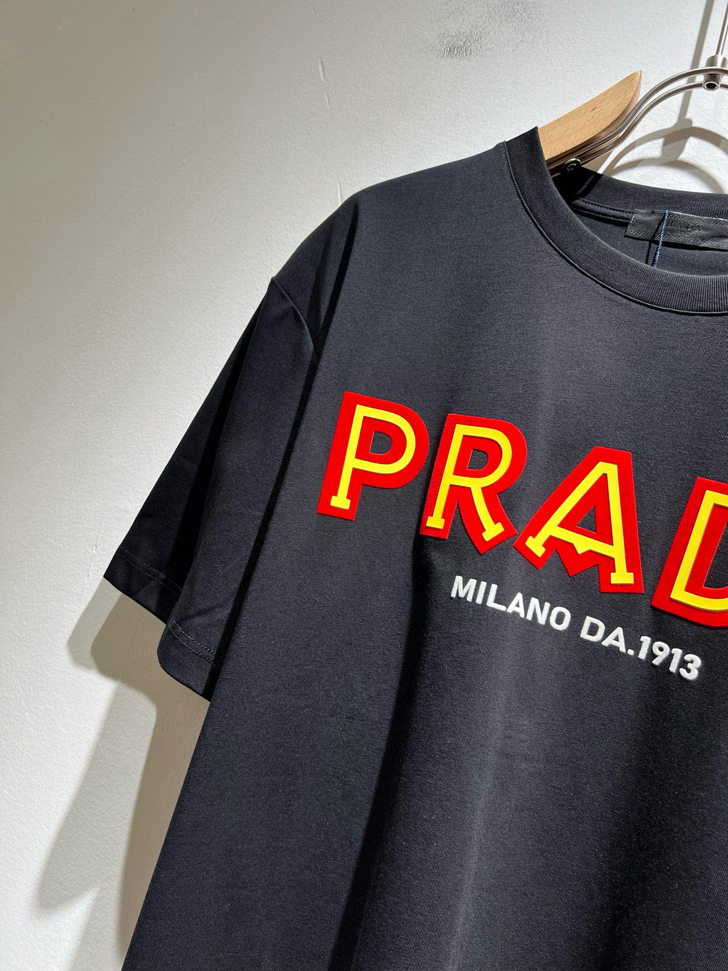 PRAD*A普*达2026春夏新款男女同款👫短袖T恤，最新款全网独家首上！！~既经典有时尚百搭，谁不爱啊