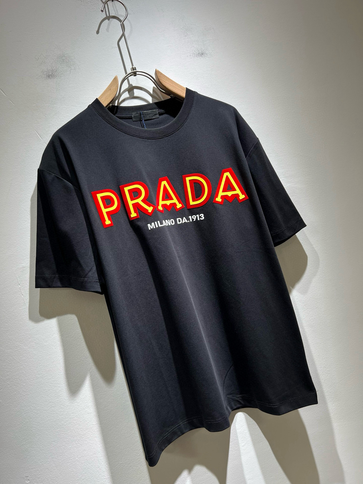 PRAD*A普*达2026春夏新款男女同款👫短袖T恤，最新款全网独家首上！！~既经典有时尚百搭，谁不爱啊