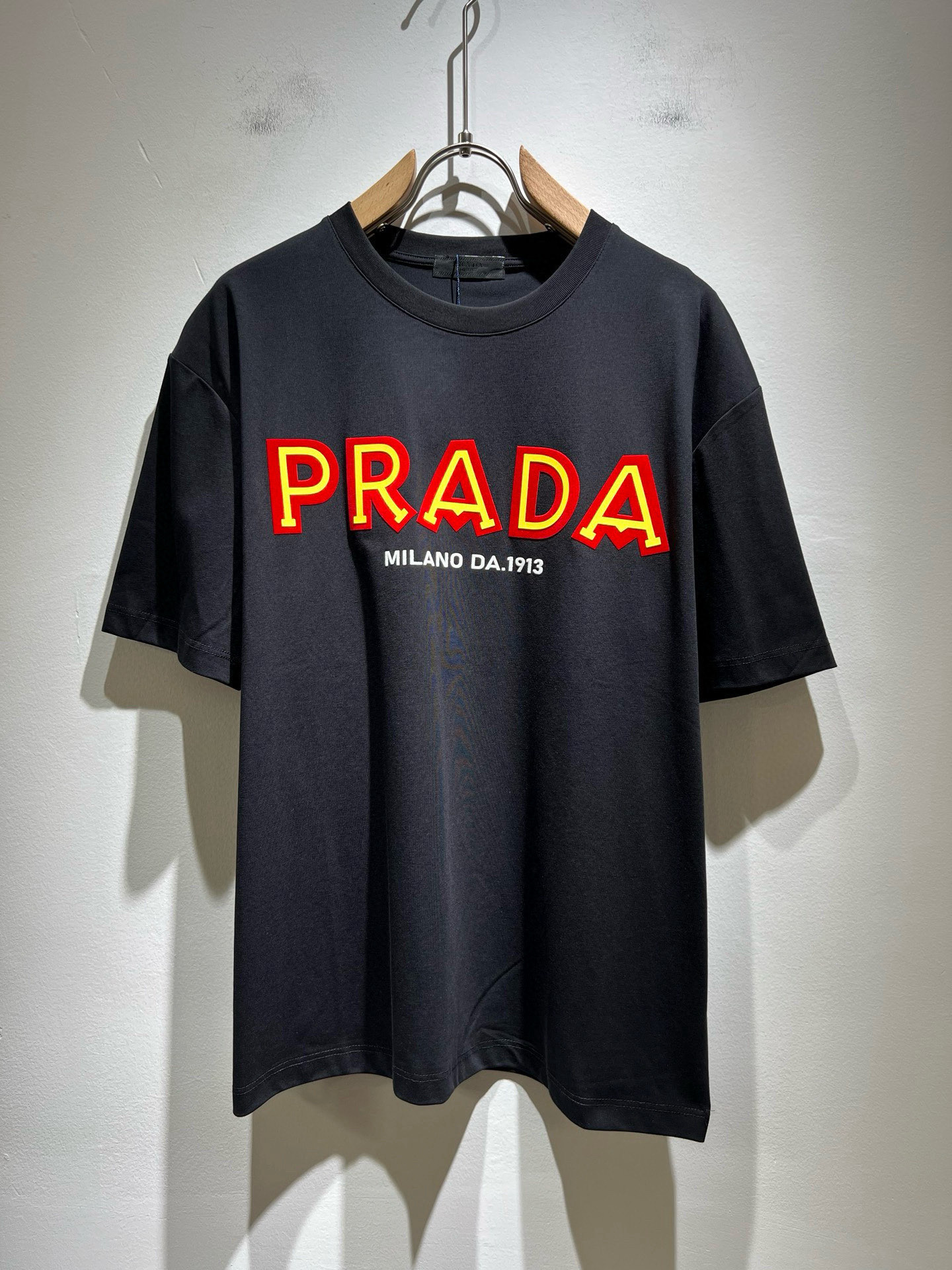 PRAD*A普*达2026春夏新款男女同款👫短袖T恤，最新款全网独家首上！！~既经典有时尚百搭，谁不爱啊