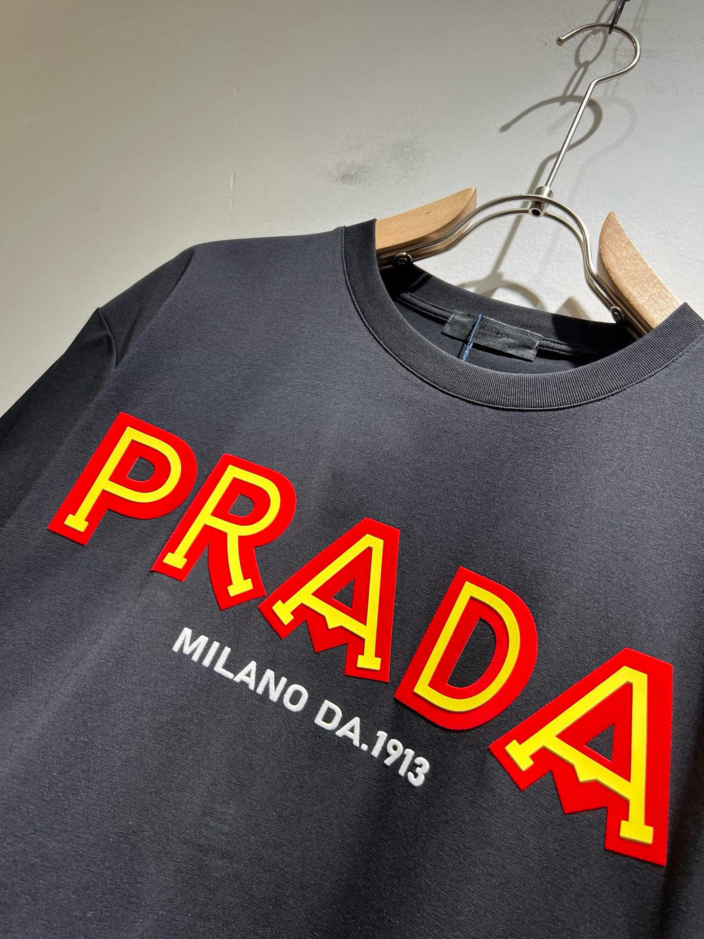 PRAD*A普*达2026春夏新款男女同款👫短袖T恤，最新款全网独家首上！！~既经典有时尚百搭，谁不爱啊