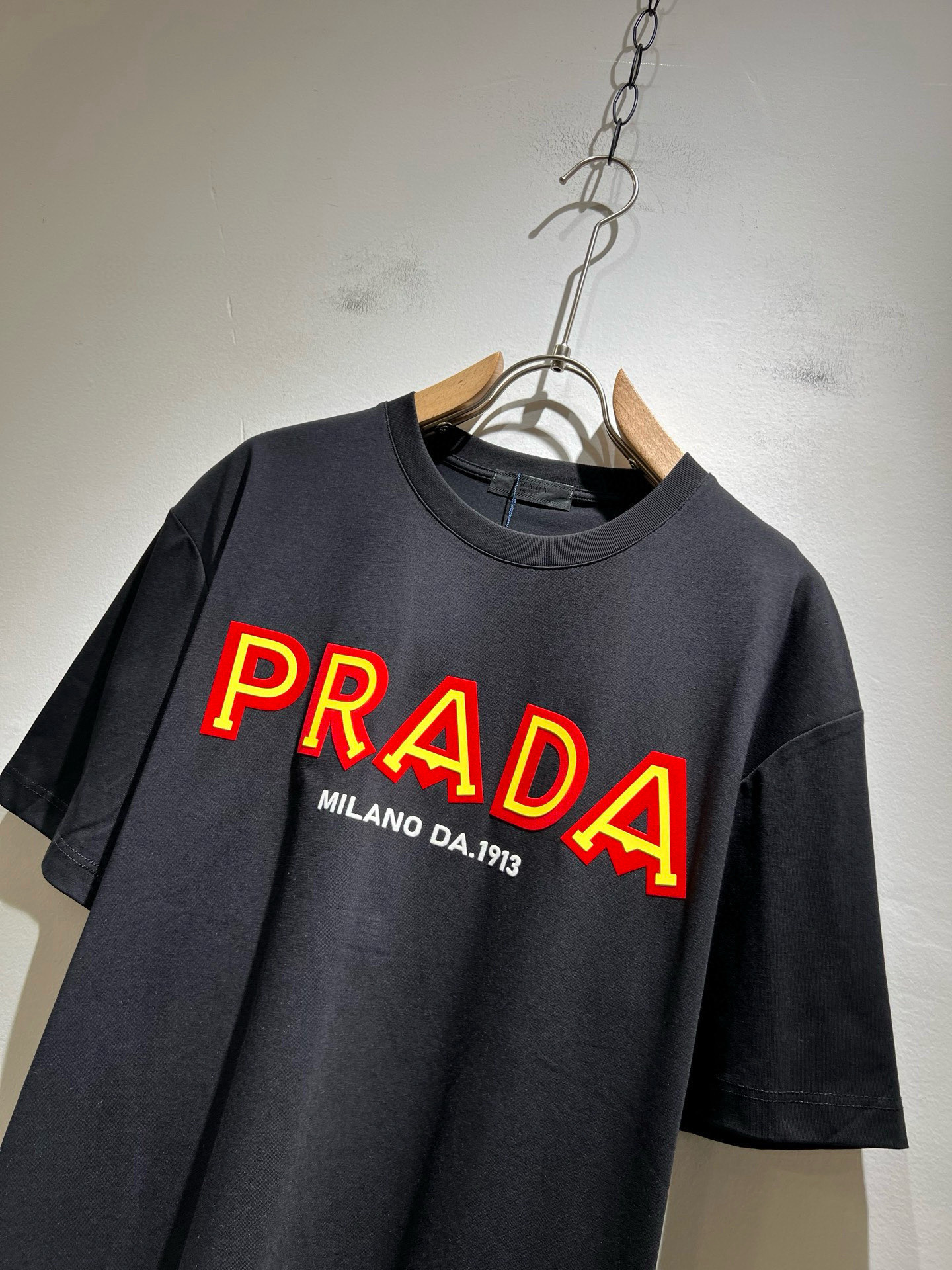 PRAD*A普*达2026春夏新款男女同款👫短袖T恤，最新款全网独家首上！！~既经典有时尚百搭，谁不爱啊