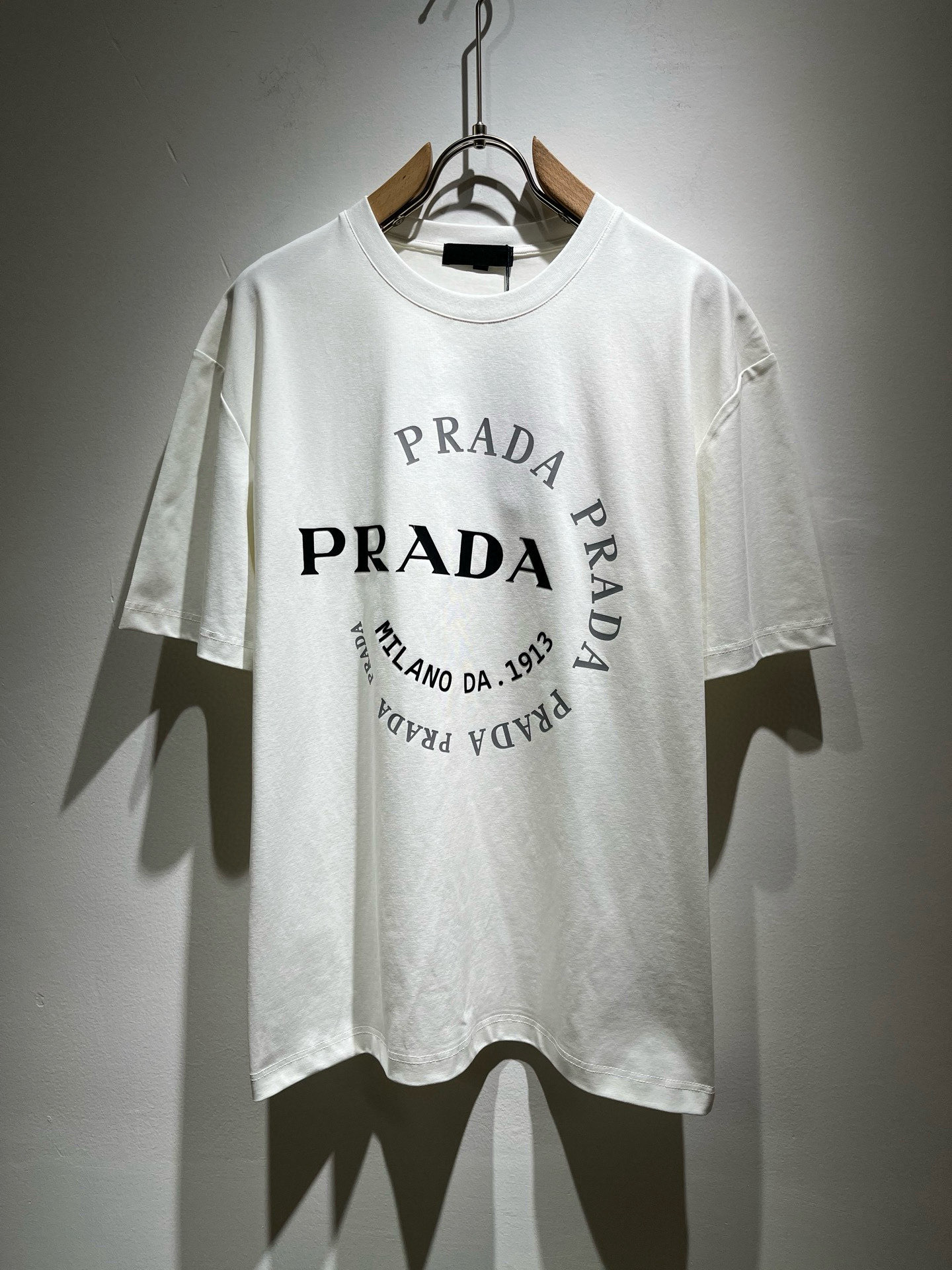 PRAD*A普*达2026春夏新款男女同款👫短袖T恤，最新款全网独家首上！！~既经典有时尚百搭，谁不爱啊