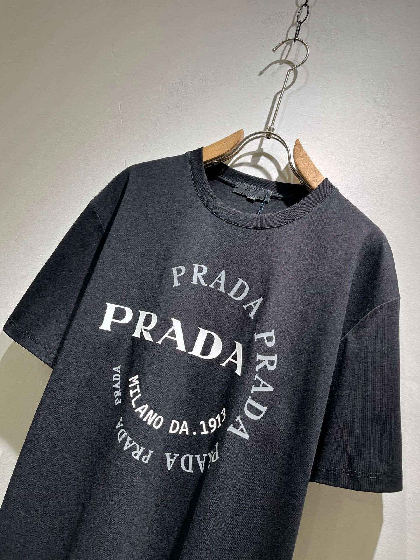 PRAD*A普*达2026春夏新款男女同款👫短袖T恤，最新款全网独家首上！！~既经典有时尚百搭，谁不爱啊