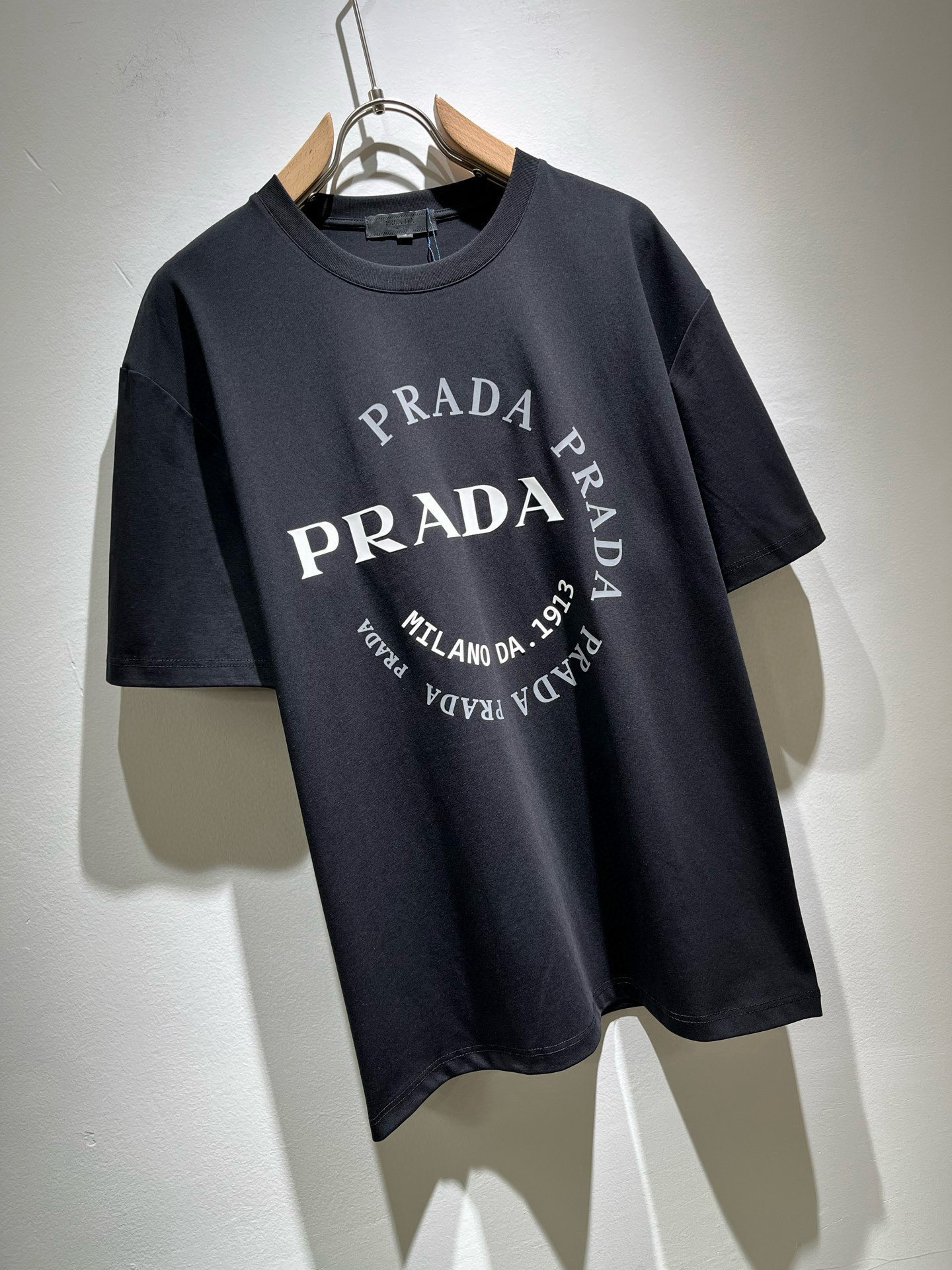 PRAD*A普*达2026春夏新款男女同款👫短袖T恤，最新款全网独家首上！！~既经典有时尚百搭，谁不爱啊