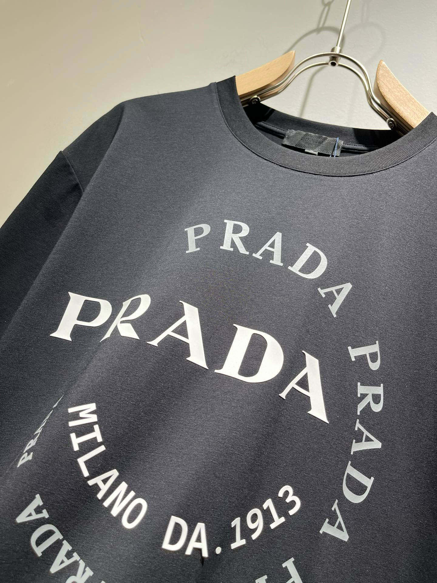 PRAD*A普*达2026春夏新款男女同款👫短袖T恤，最新款全网独家首上！！~既经典有时尚百搭，谁不爱啊