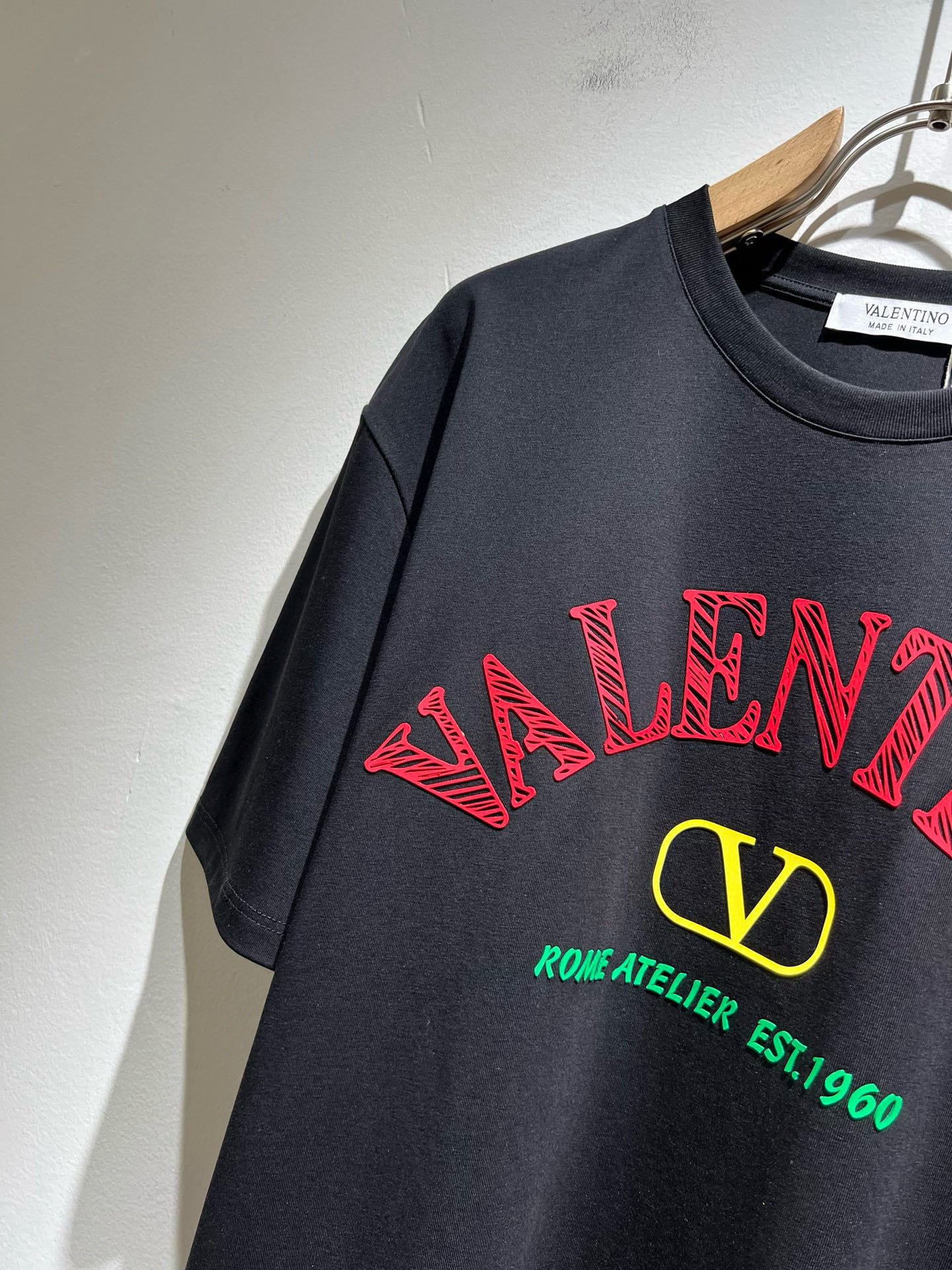 VALENTI*O华伦*奴～柜台款、春夏新款短袖T恤衫，胸前logo压胶设计！简单时尚而年轻，百搭风格，