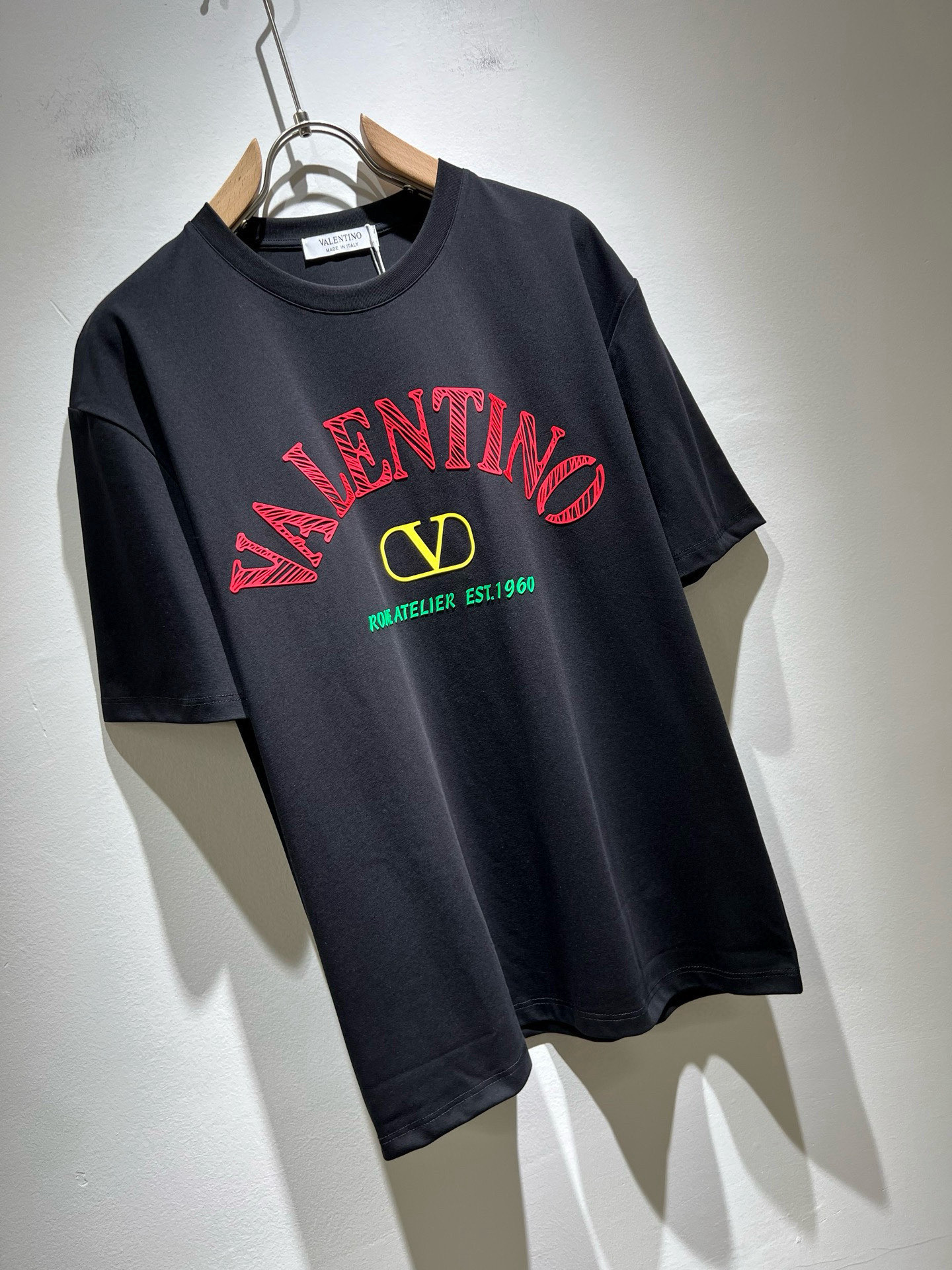 VALENTI*O华伦*奴～柜台款、春夏新款短袖T恤衫，胸前logo压胶设计！简单时尚而年轻，百搭风格，