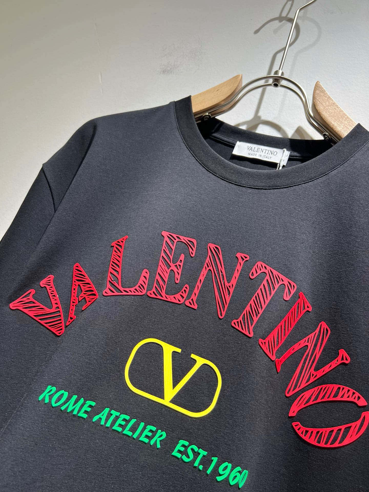 VALENTI*O华伦*奴～柜台款、春夏新款短袖T恤衫，胸前logo压胶设计！简单时尚而年轻，百搭风格，