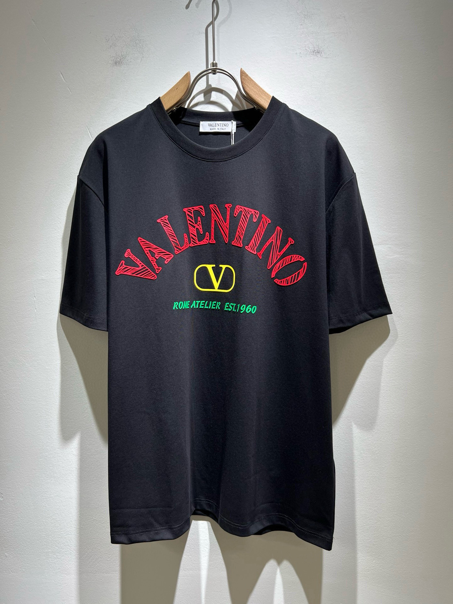 VALENTI*O华伦*奴～柜台款、春夏新款短袖T恤衫，胸前logo压胶设计！简单时尚而年轻，百搭风格，