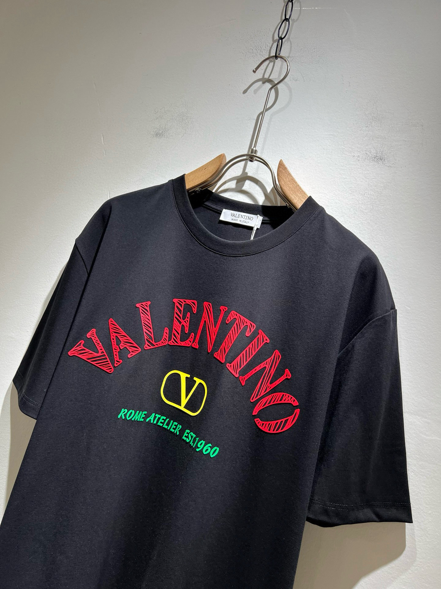 VALENTI*O华伦*奴～柜台款、春夏新款短袖T恤衫，胸前logo压胶设计！简单时尚而年轻，百搭风格，