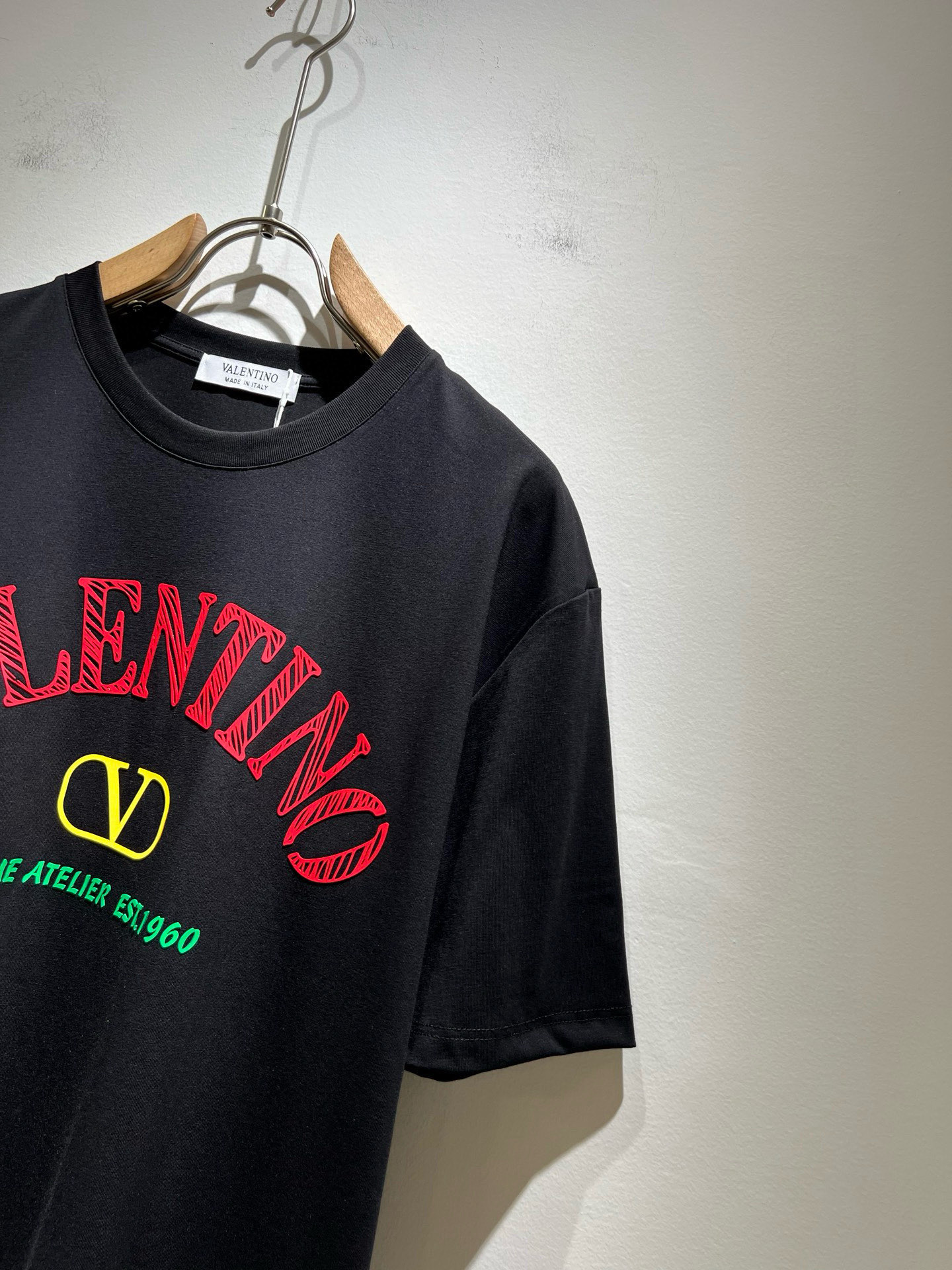 VALENTI*O华伦*奴～柜台款、春夏新款短袖T恤衫，胸前logo压胶设计！简单时尚而年轻，百搭风格，