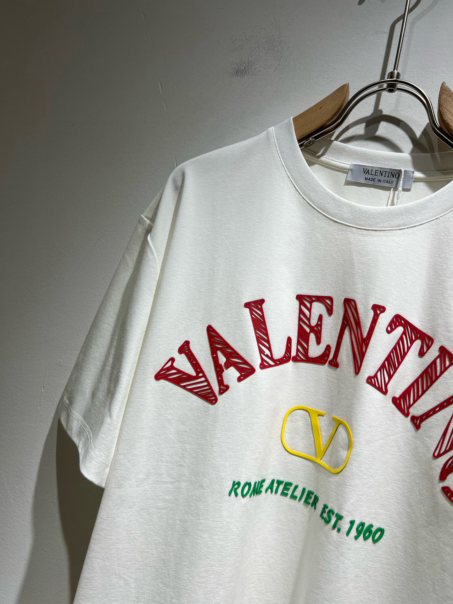 VALENTI*O华伦*奴～柜台款、春夏新款短袖T恤衫，胸前logo压胶设计！简单时尚而年轻，百搭风格，