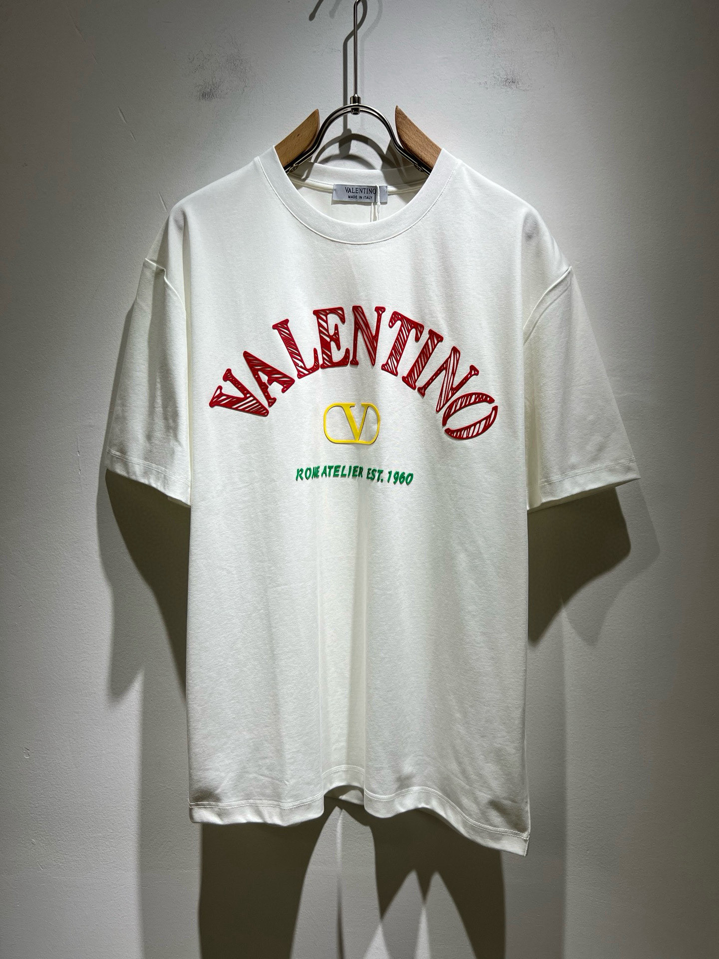 NO:746597,VALENTI*O～counter model, 2025 spring and summer new short-sleeved T-shirt, logo embossed design on the chest!  Simple, fashionable and youthful, versatile style, the upper body feels very young and elegant!  It will never go out of style. It is available at all major counters at the same time. All foreign trade products are ordered by the trading company. The workmanship and details are in place and very particular. Fitted tailoring. The fabric is made of 260g pure cotton!  The upper body is comfortable and breathable, and the overall body has a good sense of stiffness. It is a basic daily wear. Whether worn alone or layered, it is simple and outstanding. Casual men and women should not miss it. Sizes M-3XL, valentino, valentino, T-shirt, tees, t-shirt,19860909VALENTI*O华伦*奴～柜台款、2025春夏新款短袖T恤衫,胸前logo压胶设计！简单时尚而年轻,百搭风格,上身感很年轻优雅！永远不会过时.各大柜台同步上市,外贸全品相贸易公司订单货品,做工和细节部位非常到位,非常讲究.合体的剪裁.面料采用260g纯棉面料！上身舒适透气,整体又有很好的挺括感,日常基础穿着.不管单穿还是内搭,简简单单就很出彩,休闲男女不容错过.尺码M-3XL,,valentino,valentino,T-shirt,tees，t-shirt,,Men's clothing