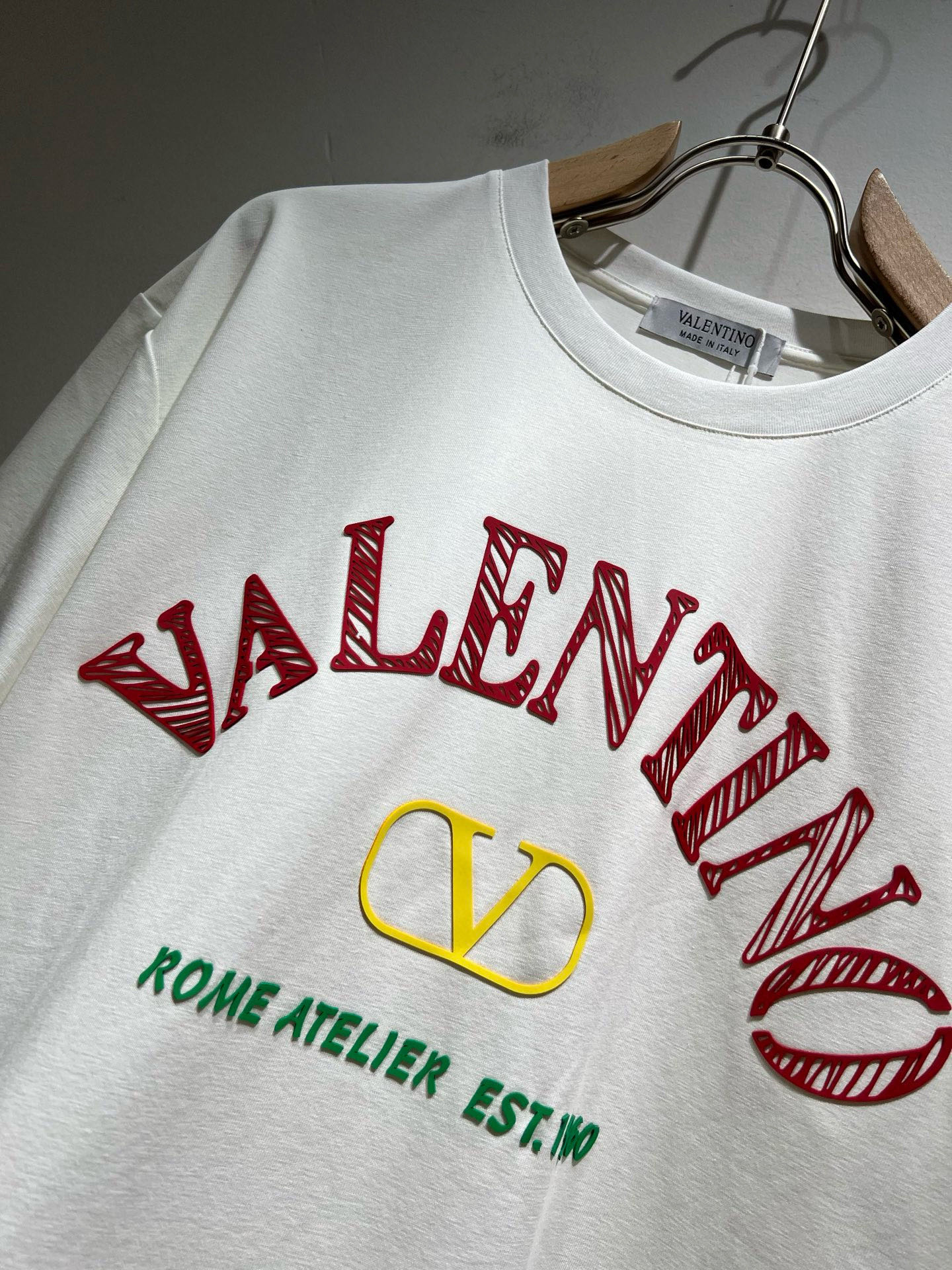 VALENTI*O华伦*奴～柜台款、春夏新款短袖T恤衫，胸前logo压胶设计！简单时尚而年轻，百搭风格，