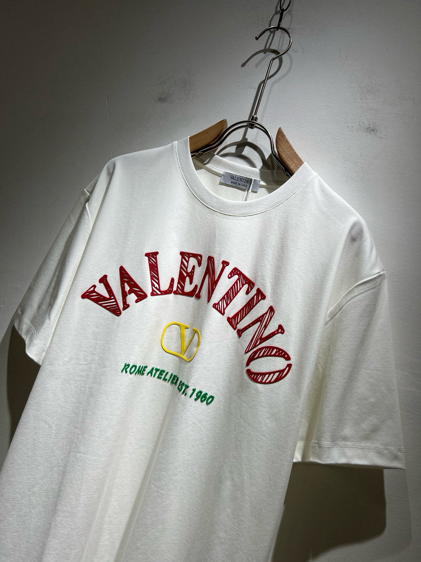 VALENTI*O华伦*奴～柜台款、春夏新款短袖T恤衫，胸前logo压胶设计！简单时尚而年轻，百搭风格，