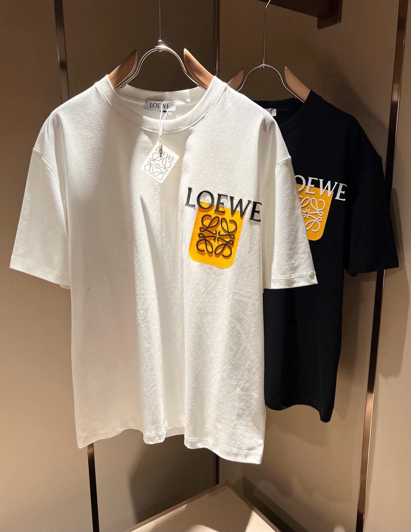 NO:746598,LOE*WE 2026 spring and summer new short-sleeved T-shirt for men and women, original Italian order channel, highly personalized and high-end style, logo pattern laminated printing technology design!  Pure cotton short-sleeved T-shirt for couples!  !  The latest popular fashion product has arrived. It is a simple and high-end fashion item. It is a fashion product with very high-end charm and is a must-have item for fashion trends!  Italian original factory channel, special supply level order, released simultaneously by Hong Kong, Macao and Taiwan buyer stores. This model is also the latest popular product of Loewe family this year, and it is also the most classic product. Its specifications and quality are beyond doubt!  !  The selection is extremely diverse. It goes without saying that this style has that fresh and natural feeling, which highlights the brand's charm and high-end sense. The texture of this style is very good, and the weight and color that can be felt by hand are even better on the skin. It is a full wearing enjoyment!  !  Size: M-3XL,,loewe,loewe,T-shirt,tees,t-shirt,19860909LOE*WE罗*威 2026春夏新款男女同款短袖T恤,意大利原厂订单渠道,极具个性高级风,标志logo图案压胶印花工艺设计！情侣款纯棉短袖T恤！！最新时尚潮流人气产物驾到,又是一款简约高级的时尚单品,穿搭魅力十分高级不俗的时尚产物 ,时尚潮流必备单品！意大利原厂渠道,特供级别订单,同步港澳台买手店发布,此款也是罗意威家今年的最新人气产物,也是最经典的产物,其规格跟档次更是毋庸置疑！！ 选择极具多样化,言而喻此款自然具备那种清新自然的感觉,彰显品牌魅力与高级感,此款的质感十分的到位,用手可以感知的重磅跟出彩亲肤程度更是上佳,十足的穿着享受！！尺码: M-3XL,,loewe,loewe,T-shirt,tees，t-shirt,,Men's clothing