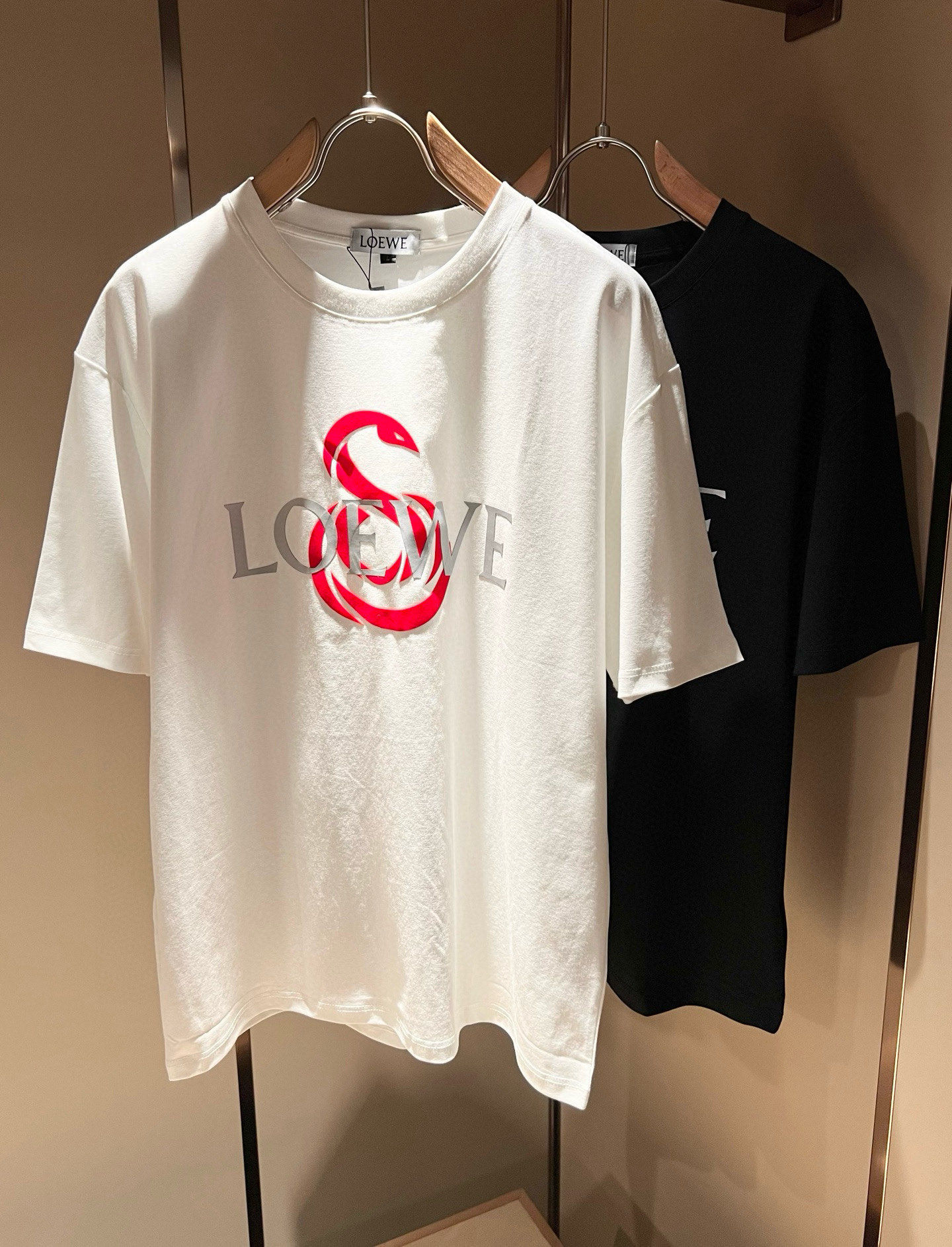 NO:746604,LOE*WE 2026 spring and summer new short-sleeved T-shirt for men and women, original Italian order channel, highly personalized and high-end style, logo pattern laminated printing technology design!  Pure cotton short-sleeved T-shirt for couples!  !  The latest popular fashion product has arrived. It is a simple and high-end fashion item. It is a fashion product with very high-end charm and is a must-have item for fashion trends!  Italian original factory channel, special supply level order, released simultaneously by Hong Kong, Macao and Taiwan buyer stores. This model is also the latest popular product of Loewe family this year, and it is also the most classic product. Its specifications and quality are beyond doubt!  !  The selection is extremely diverse. It goes without saying that this style has that fresh and natural feeling, which highlights the brand's charm and high-end sense. The texture of this style is very good, and the weight and color that can be felt by hand are even better on the skin. It is a full wearing enjoyment!  !  Size: M-3XL,,loewe,loewe,T-shirt,tees,t-shirt,19860909LOE*WE罗*威 2026春夏新款男女同款短袖T恤,意大利原厂订单渠道,极具个性高级风,标志logo图案压胶印花工艺设计！情侣款纯棉短袖T恤！！最新时尚潮流人气产物驾到,又是一款简约高级的时尚单品,穿搭魅力十分高级不俗的时尚产物 ,时尚潮流必备单品！意大利原厂渠道,特供级别订单,同步港澳台买手店发布,此款也是罗意威家今年的最新人气产物,也是最经典的产物,其规格跟档次更是毋庸置疑！！ 选择极具多样化,言而喻此款自然具备那种清新自然的感觉,彰显品牌魅力与高级感,此款的质感十分的到位,用手可以感知的重磅跟出彩亲肤程度更是上佳,十足的穿着享受！！尺码: M-3XL,,loewe,loewe,T-shirt,tees，t-shirt,,Men's clothing