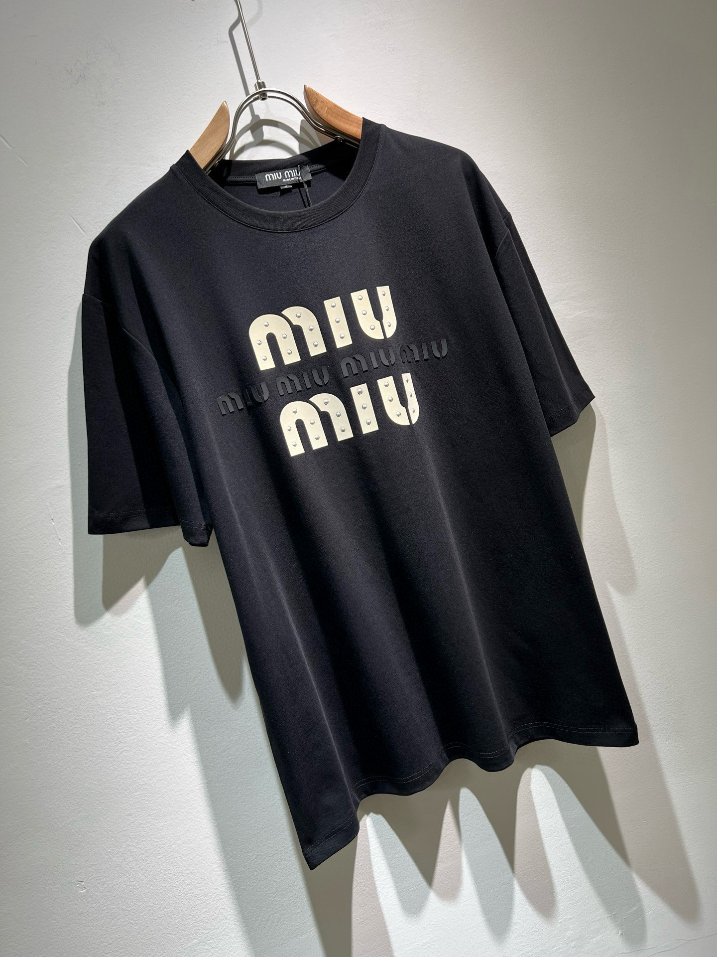 MIUMIU 谬谬2026春夏新款男女同款👫短袖T恤，品牌最新设计元素！既不单调也不复杂,恰到好处的展现