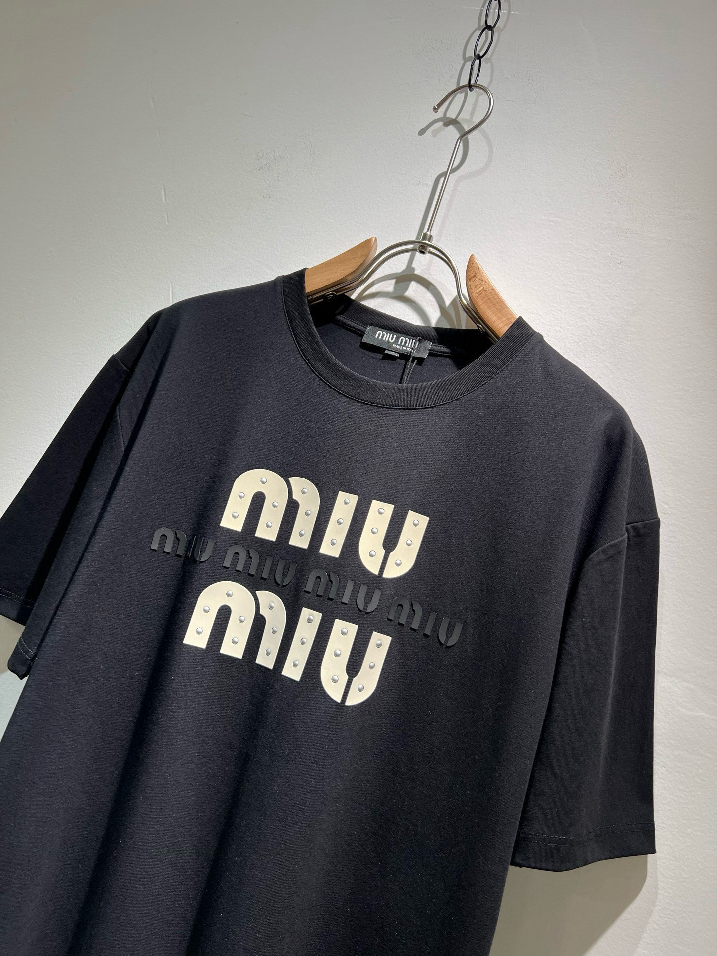 MIUMIU 谬谬2026春夏新款男女同款👫短袖T恤，品牌最新设计元素！既不单调也不复杂,恰到好处的展现