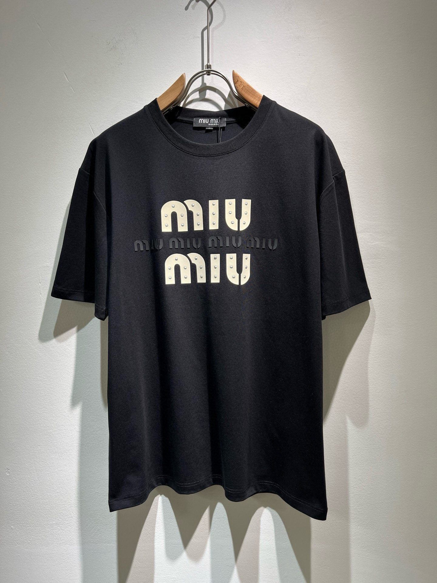 MIUMIU 谬谬2026春夏新款男女同款👫短袖T恤，品牌最新设计元素！既不单调也不复杂,恰到好处的展现