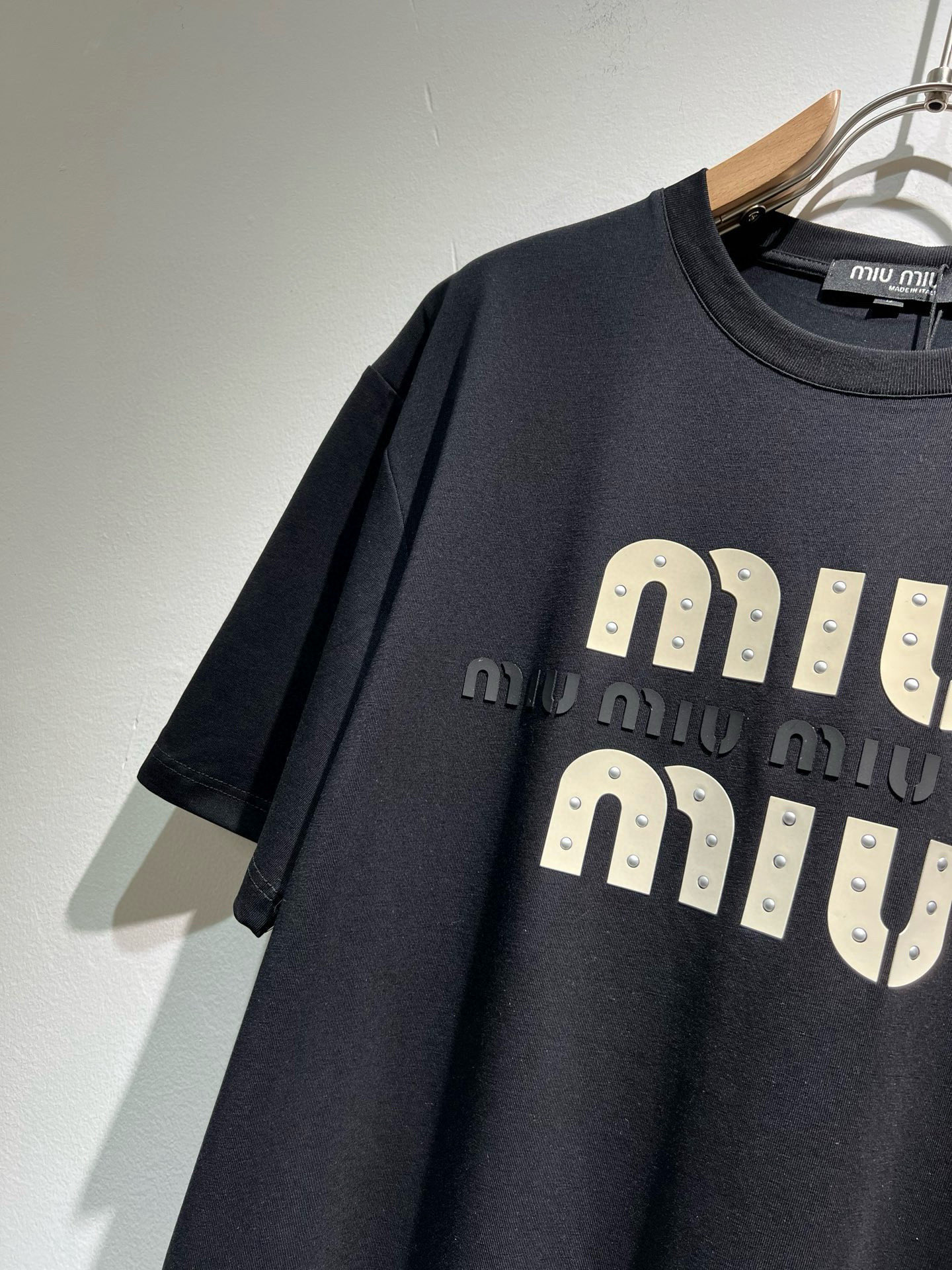 MIUMIU 谬谬2026春夏新款男女同款👫短袖T恤，品牌最新设计元素！既不单调也不复杂,恰到好处的展现