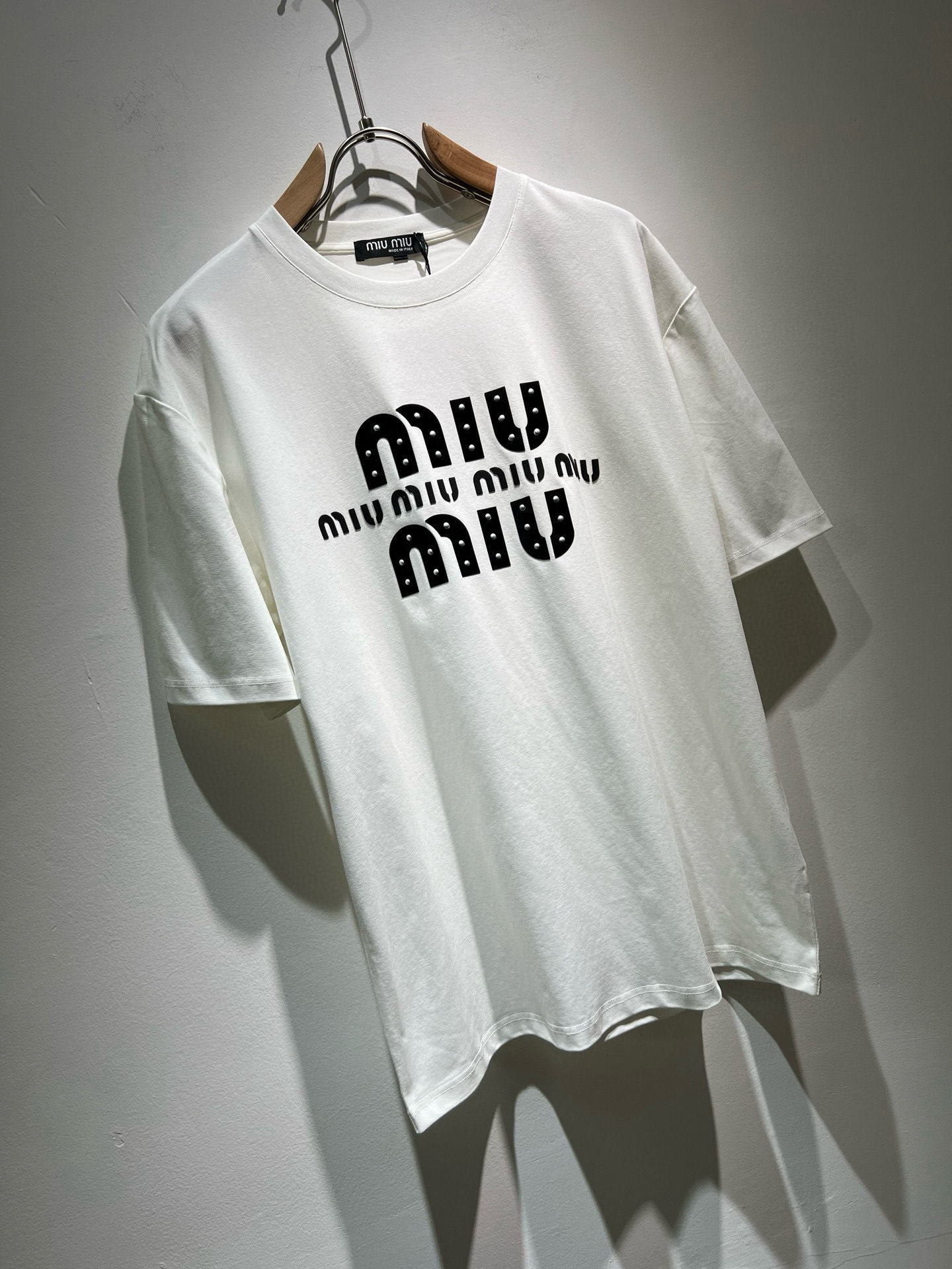 MIUMIU 谬谬2026春夏新款男女同款👫短袖T恤，品牌最新设计元素！既不单调也不复杂,恰到好处的展现