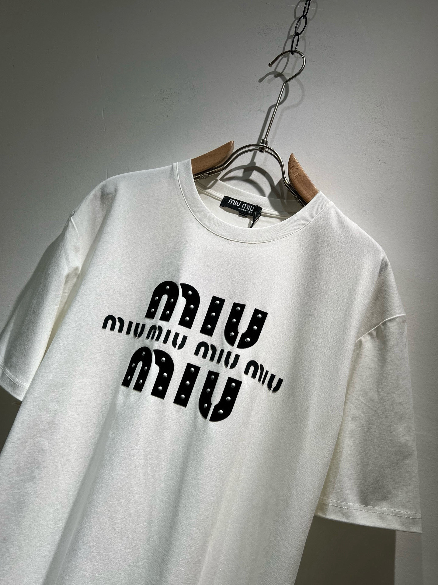 MIUMIU 谬谬2026春夏新款男女同款👫短袖T恤，品牌最新设计元素！既不单调也不复杂,恰到好处的展现