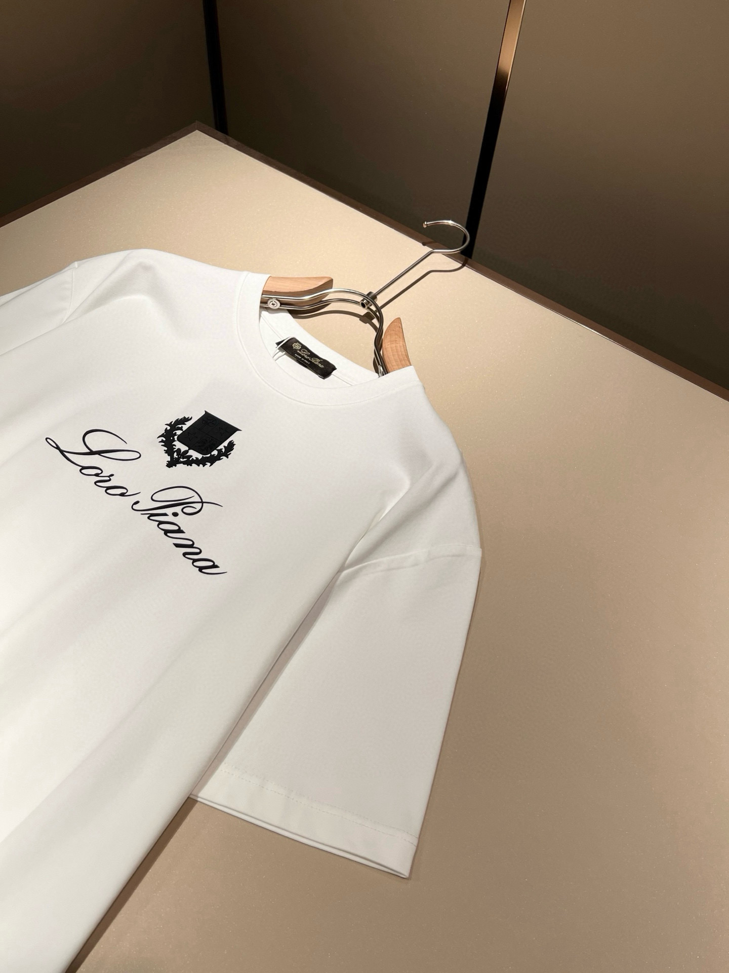 Loro Piana诺悠翩雅 2026春夏男士最新的贸易订单短袖T恤，全品相！！网红款！采用logo图案