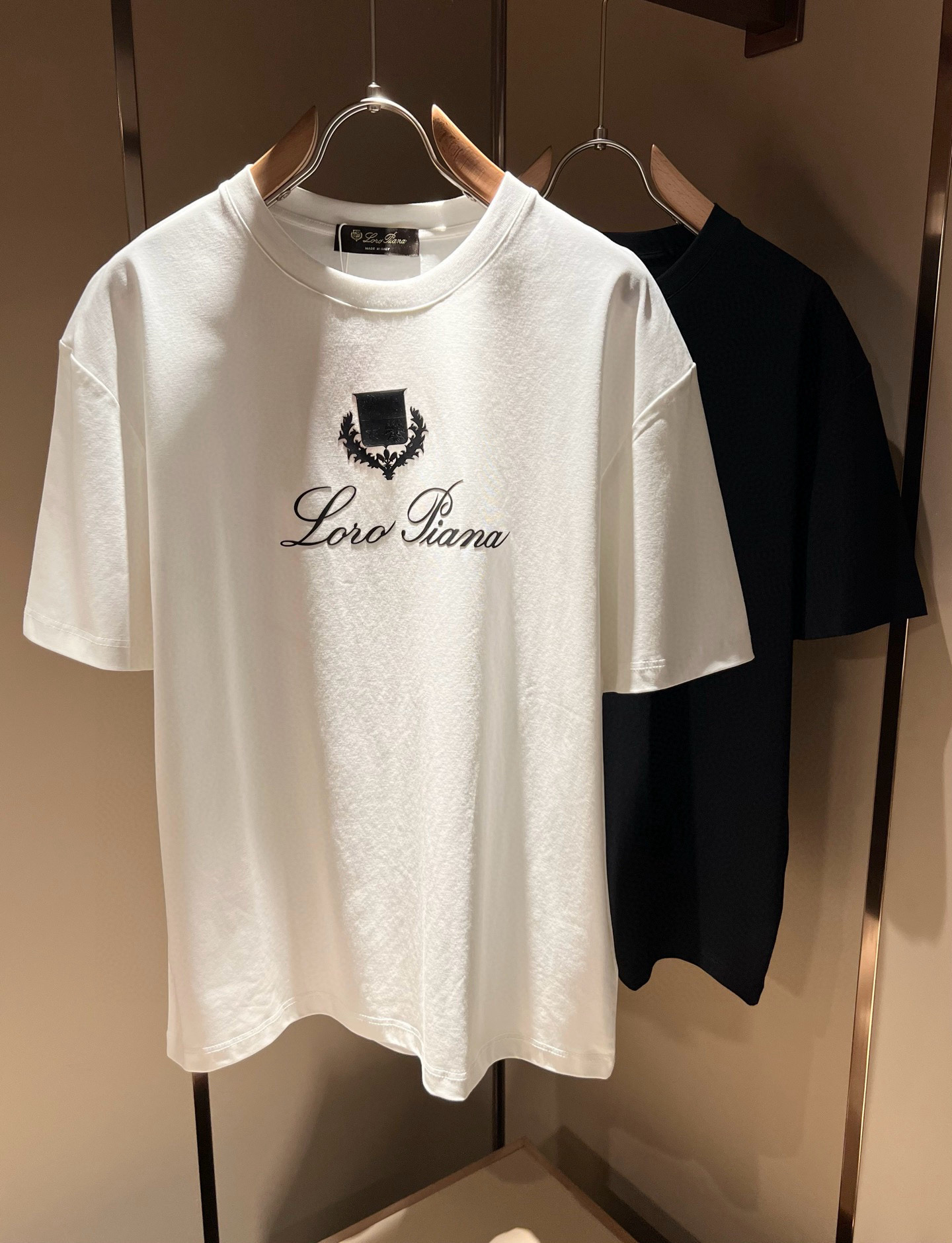 NO:746610,Loro Piana 2026 spring and summer men's latest trade order short-sleeved T-shirts, all in good condition!  !  Internet celebrity model!  Adopt logo pattern laminated design!  The upper body is comfortable and breathable, not stiff, and has a rich three-dimensional feel overall. Quality export orders, customized exclusive fabric tailoring, meet the simple needs of commuters for dressing. The upper body effect is very good, slimming, and not picky about the figure. The fabric workmanship... is impeccable. Only good craftsmanship and good fabrics can make you wear a good taste. It is a must-have item for everyone!  Size M-3XL,,loro piana,T-shirt,tees,t-shirt,19860909Loro Piana诺悠翩雅 2026春夏男士最新的贸易订单短袖T恤,全品相！！网红款！采用logo图案压胶设计！上身舒适透气,不僵硬,整体有着丰富的立体感,品质出口订单,定制专属面料剪裁,满足通勤人们对于着装的简约需求,上身效果很好,显瘦,不挑剔身材.面料做工....无可挑剔,好工艺好面料才能穿出好品味一款,人手必备单品！尺码M-3XL,,loro piana,T-shirt,tees，t-shirt,,Men's clothing