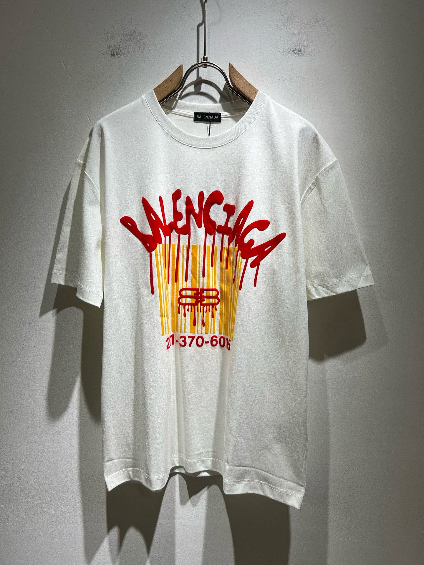 NO:761222,BALENCIA*Paris*home 2026 spring and summer new casual loose cotton round neck short-sleeved T-shirt for gay and lesbian couples!  Trading company channels are rare and available on the official website simultaneously!  The latest 2025 spring and summer series, classic fashion design elements, inject full vitality into the new series. This T-shirt is made of carefully selected imported cotton fabrics supplied by customers. The fabric feels skin-friendly, soft and delicate, and the body has a laminated logo design!  It has an extremely comfortable and breathable wearing experience. The whole piece is very eye-catching and fashionable, and is deeply loved by young people today!  Basic loose round neck cut, unisex style regardless of age and gender, suitable for matching all styles and looks you need in daily life!  It is recommended to wear couple outfits when going out on the street, it will be more eye-catching!  Size M-3XL,,balenciaga,T-shirt,tees,t-shirt,19860909BALENCIA*巴黎*家 2026春夏新款男女同情侣款休闲宽松棉质圆领短袖T恤衫！贸易公司渠道稀出,同步官网发售 ！ 2025春夏最新系列,经典时尚设计元素,为全新系列注入满满活力,这款T恤衫用心甄选客供进口棉面料制成,面料手感亲肤柔软细腻,衣身logo压胶设计！拥有着无比舒适透气性的穿着体验,整件单品极具吸睛度与时尚感,深受当下年轻人的喜爱！基础宽松的圆领版型裁剪,不分年龄与性别的中性款式,适合搭配你日常所需的所有风格与造型！建议搭配情侣装出街会更为养眼出色！尺码M-3XL,,balenciaga,T-shirt,tees，t-shirt,,Men's clothing