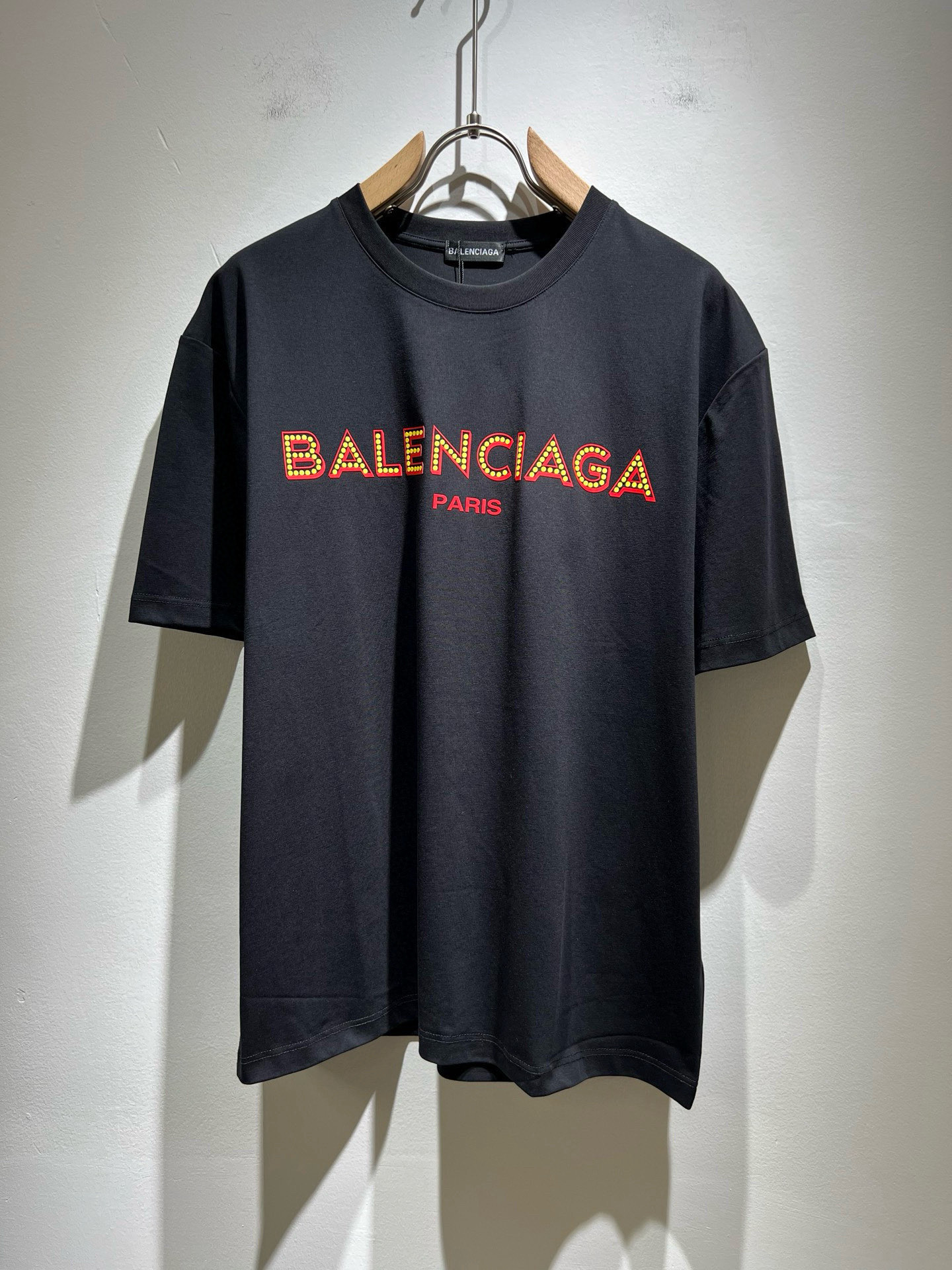 NO:758350,BALENCIA*Paris*home 2026 spring and summer new casual loose cotton round neck short-sleeved T-shirt for gay and lesbian couples!  Trading company channels are rare and available on the official website simultaneously!  The latest 2025 spring and summer series, classic fashion design elements, inject full vitality into the new series. This T-shirt is made of carefully selected imported cotton fabrics supplied by customers. The fabric feels skin-friendly, soft and delicate, and the body has a laminated logo design!  It has an extremely comfortable and breathable wearing experience. The whole piece is very eye-catching and fashionable, and is deeply loved by young people today!  Basic loose round neck cut, unisex style regardless of age and gender, suitable for matching all styles and looks you need in daily life!  It is recommended to wear couple outfits when going out on the street, it will be more eye-catching!  Size M-3XL,,balenciaga,T-shirt,tees,t-shirt,19860909BALENCIA*巴黎*家 2026春夏新款男女同情侣款休闲宽松棉质圆领短袖T恤衫！贸易公司渠道稀出,同步官网发售 ！ 2025春夏最新系列,经典时尚设计元素,为全新系列注入满满活力,这款T恤衫用心甄选客供进口棉面料制成,面料手感亲肤柔软细腻,衣身logo压胶设计！拥有着无比舒适透气性的穿着体验,整件单品极具吸睛度与时尚感,深受当下年轻人的喜爱！基础宽松的圆领版型裁剪,不分年龄与性别的中性款式,适合搭配你日常所需的所有风格与造型！建议搭配情侣装出街会更为养眼出色！尺码M-3XL,,balenciaga,T-shirt,tees，t-shirt,,Men's clothing