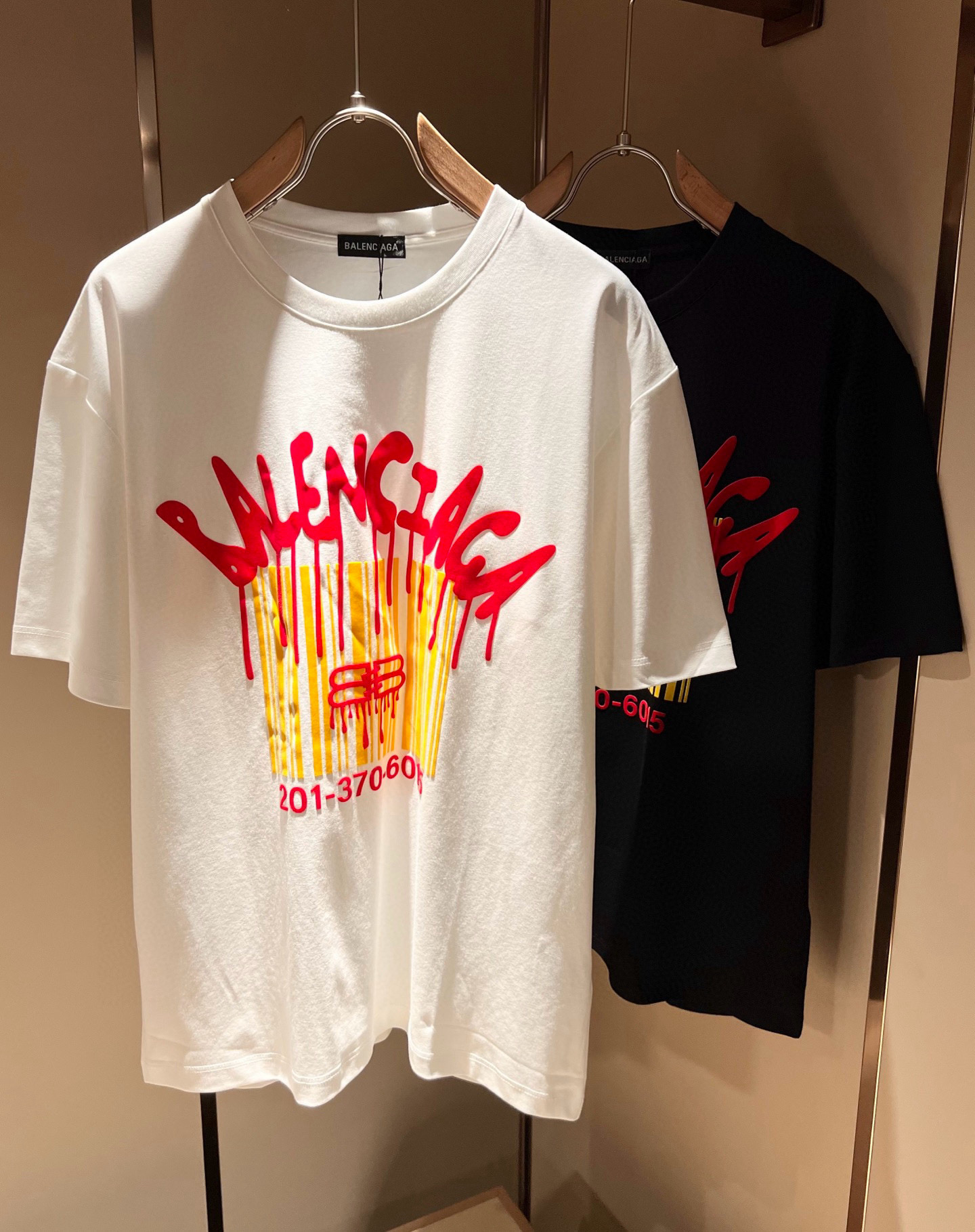 NO:746616,BALENCIA*Paris*home 2026 spring and summer new casual loose cotton round neck short-sleeved T-shirt for gay and lesbian couples!  Trading company channels are rare and available on the official website simultaneously!  The latest 2025 spring and summer series, classic fashion design elements, inject full vitality into the new series. This T-shirt is made of carefully selected imported cotton fabrics supplied by customers. The fabric feels skin-friendly, soft and delicate, and the body has a laminated logo design!  It has an extremely comfortable and breathable wearing experience. The whole piece is very eye-catching and fashionable, and is deeply loved by young people today!  Basic loose round neck cut, unisex style regardless of age and gender, suitable for matching all styles and looks you need in daily life!  It is recommended to wear couple outfits when going out on the street, it will be more eye-catching!  Size M-3XL,,balenciaga,T-shirt,tees,t-shirt,19860909BALENCIA*巴黎*家 2026春夏新款男女同情侣款休闲宽松棉质圆领短袖T恤衫！贸易公司渠道稀出,同步官网发售 ！ 2025春夏最新系列,经典时尚设计元素,为全新系列注入满满活力,这款T恤衫用心甄选客供进口棉面料制成,面料手感亲肤柔软细腻,衣身logo压胶设计！拥有着无比舒适透气性的穿着体验,整件单品极具吸睛度与时尚感,深受当下年轻人的喜爱！基础宽松的圆领版型裁剪,不分年龄与性别的中性款式,适合搭配你日常所需的所有风格与造型！建议搭配情侣装出街会更为养眼出色！尺码M-3XL,,balenciaga,T-shirt,tees，t-shirt,,Men's clothing