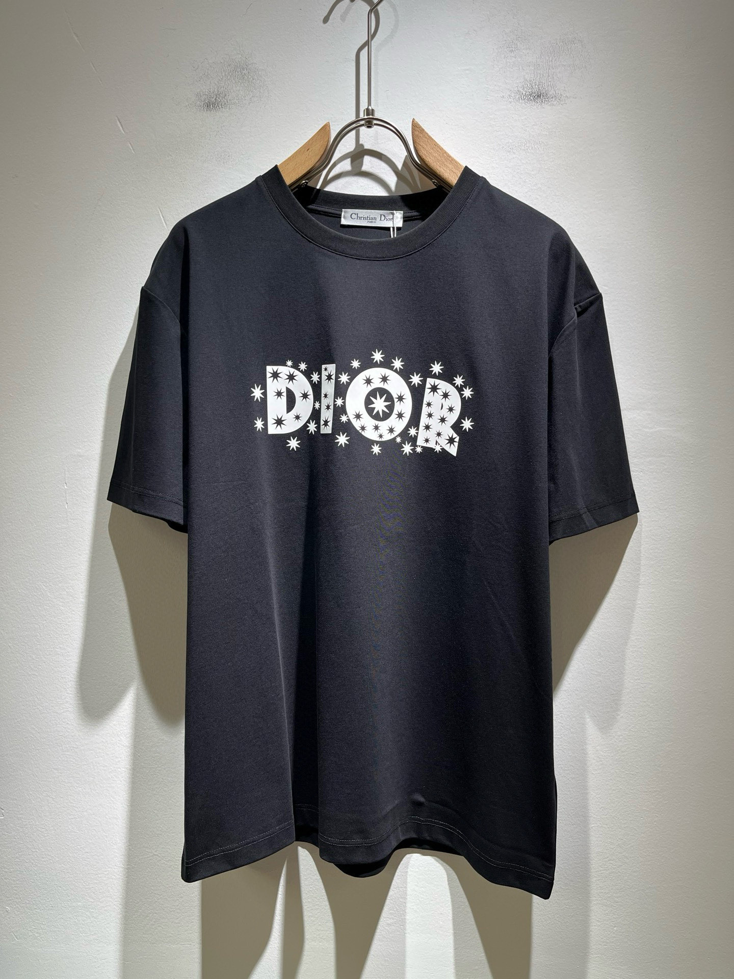 NO:758366,Dio*Dijia's new 2026 spring and summer short-sleeved T-shirts for men and women are on sale simultaneously at counters!  Customized exclusive 260g pure cotton fabric, customized original craft thread, and chest logo pattern printing craft design!  Simple and elegant, easy to match and versatile, extremely high-grade, perfectly integrated into fashion and style, it is a top-notch fashionable style that is perfect for outer wear!  The whole thing gives people a natural feeling!  The ultimate classic versatile short-sleeved T-shirt, designed with the latest three-dimensional letter logo laminated elements!  The ultimate heavy work, the ultimate perfection!  Fans who pursue high quality should rush to buy it by themselves, and we sincerely invite all fans who know the goods to appreciate this model together!  !  Color Black White Size M-3XL,,dior,dior,T-shirt,tees,t-shirt,19860909Dio*迪家 2026春夏新款男女同款短袖T恤,专柜同步发售！定制专属260克纯棉面料,定制原版工艺螺纹,胸前logo图案印花工艺设计！简约大方,从容百搭,档次极高,完美融入时尚还有风情感一款完美符合外穿的顶尖时髦气质款！整体给人浑然天成的感觉！极致经典的百搭型短袖T恤,采用最新的立体字母logo压胶元素设计！极致的重工极致的完美！追求高品质的粉丝们请自行抢购,诚邀所有识货的粉丝一同鉴赏此款！！颜色黑色 白色 尺码M-3XL,,dior,dior,T-shirt,tees，t-shirt,,Men's clothing