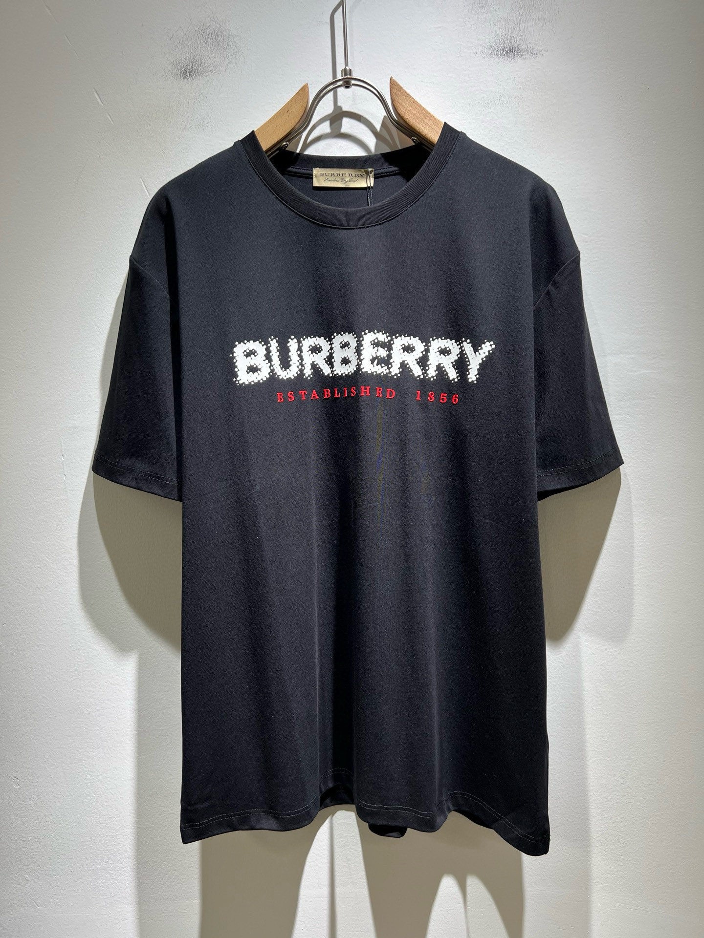 NO:761210,BURBER*Y's 2026 spring and summer new unisex short-sleeved T-shirt is a big hit. It is made of the recently popular environmentally friendly pure cotton fabric. It is a high-end outdoor sports and leisure series. It is a very hot sports trend!  BUR's latest developed special material, logo and pattern laminated design!  The fabric is also called memory cloth, which refers to the fabric with morphological memory function. It beats all versions on the market instantly. It can only be said that it is not on the same level at all. Whether it is the material, the degree of detail restoration and the craftsmanship, it is not afraid of any challenges, just to provide everyone with wonderful products. As always, it is consistent and implemented.  A style of BUR's core concept will be tightly tied to fashion, always maintaining a perfect, simple but not simple design style, which perfectly meets your daily needs. Size: M-3XL,, burberry, T-shirt, tees, t-shirt,19860909BURBER*Y巴*莉2026春夏新品男女同款短袖T恤,重磅来袭,最近比较火热的环保纯棉面料制作而成,高端户外运动休闲系列,非常火热运动风潮！BUR最新研发的特殊材质,标志logo图案压胶设计！面料也叫记忆布,是指具有形态记忆功能的面料,秒杀市面上一切版本,只能说根本就不是一个级别的存在,不管是材质还是细节还原度以及工艺制作方面,不惧任何挑战,只为给大家奉献绝妙产物一如既往,始终如一,贯彻了BUR核心理念的一个款式将与时尚紧紧的捆绑在一起,时刻保持完美,简约而不简单的的设计风格,完美的满足了你日常所需要的穿搭.尺码:M-3XL,,burberry,T-shirt,tees，t-shirt,,Men's clothing