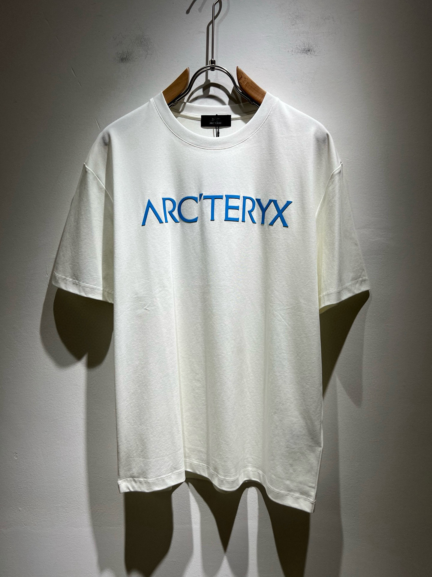 NO:746615,ARCTER *  In addition to its considerable attainments in style design, the most obvious or most proficient thing is that it has deeper and unique insights and attainments in fabrics. Through continuous structural research and problem solving, it is characterized by unique research on fabrics. These alone are enough to support it to become one of the leading new logo brand images in the clothing manufacturing industry. This model uses air cotton material!  The fabric after being carefully blended has a smooth and soft feel, and it has both natural beauty and comfort. The large body shape is simple and clean, and the fabric shows a different hazy structural beauty. It is made from an exclusive mold and is made to test the skills of the workers. It can be smooth and compliant without wrinkles!  Logo logo pattern printing process design!  It really tests the handicrafts of each master!  It makes the whole thing clean and tidy, without leaving a trace of thread. Nowadays, men who are pursuing life are also more refined in their lives!  Size M-3XL,arc'teryx,T-shirt,tees,t-shirt,19860909ARCTER*X始*祖鸟 2026春夏新款男女同款短袖T恤户外品牌可能大家第一想到的就是加拿大鹅、始祖鸟.给人一种标签试的感觉！除了在款式设计上颇有造诣之外,最明显或者说最为拿手的,应该就是在面料上的拥有更深独特见解跟造诣了.通过不断地结构研究和问题处理,在以面料独特研究为特征,仅凭这些就已经足以支撑其成为服装制造行业中,首屈可数的新标志品牌形象.此款采用的空气棉材质！通过精工混纺之后的面料,手感细滑柔软,同时兼具自然美感跟舒适度.大身上版型裁剪简洁干净,面料上显现出了不一样朦胧的结构性美感来.独家开模定制而成,面料及其考验工人的技术,能做到平整服帖又不起皱！标志logo图案印花工艺设计！真的是很考验每位师傅的手工制作！使得整体干净利索,不留一丝线头.现在对于生活有所追求的男性也在生活中更为精致！尺码M-3XL,arc'teryx,T-shirt,tees，t-shirt,,Men's clothing