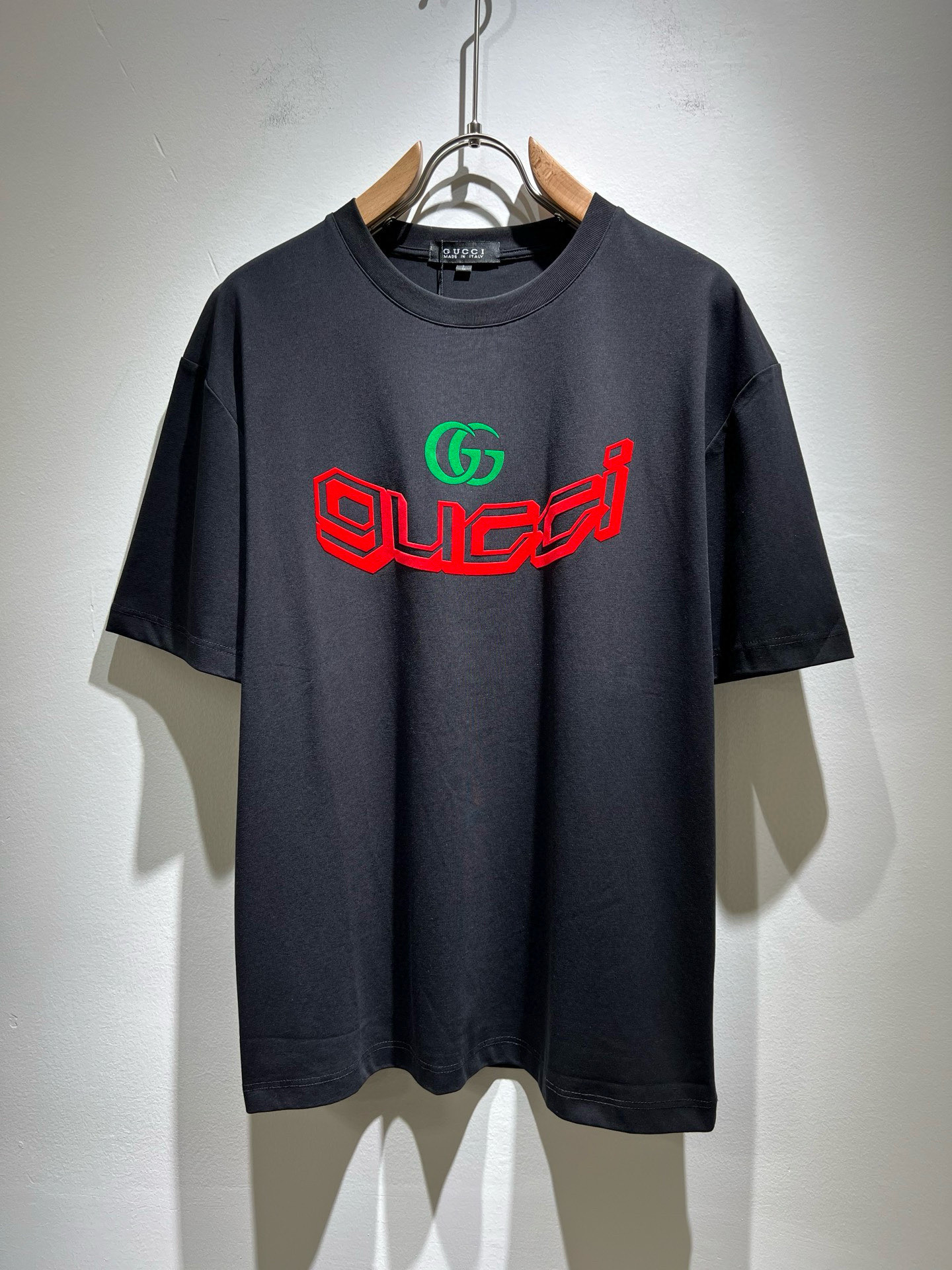 NO:746609,Gucc*Gujia 2026 spring and summer new casual loose cotton round neck short-sleeved T-shirt for gay couples!  Trading company channels are rare and available on the official website simultaneously!  The latest 2025 spring and summer series, classic fashion design elements, inject full vitality into the new series. This T-shirt is made of carefully selected imported cotton fabrics supplied by customers. The fabric feels skin-friendly, soft and delicate, and the body is designed with pressed velvet logo!  It has an extremely comfortable and breathable wearing experience. The whole piece is very eye-catching and fashionable, and is deeply loved by young people today!  Basic loose round neck cut, unisex style regardless of age and gender, suitable for matching all styles and looks you need in daily life!  It is recommended to wear couple outfits when going out on the street, it will be more eye-catching!  Size M-3XL,,gucci,gucci,T-shirt,tees,t-shirt,19860909Gucc*古家 2026春夏新款男女同情侣款休闲宽松棉质圆领短袖T恤衫！贸易公司渠道稀出,同步官网发售 ！ 2025春夏最新系列,经典时尚设计元素,为全新系列注入满满活力,这款T恤衫用心甄选客供进口棉面料制成,面料手感亲肤柔软细腻,衣身logo压绒设计！拥有着无比舒适透气性的穿着体验,整件单品极具吸睛度与时尚感,深受当下年轻人的喜爱！基础宽松的圆领版型裁剪,不分年龄与性别的中性款式,适合搭配你日常所需的所有风格与造型！建议搭配情侣装出街会更为养眼出色！尺码M-3XL,,gucci,gucci,T-shirt,tees，t-shirt,,Men's clothing