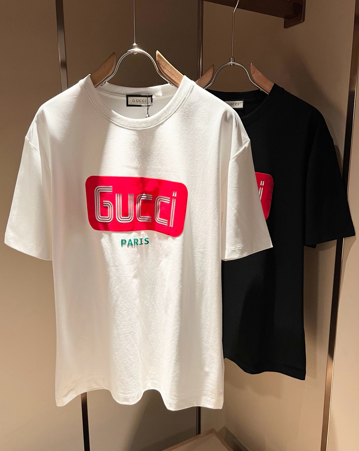 NO:758262,Gucc*Gujia 2026 spring and summer new casual loose cotton round neck short-sleeved T-shirt for gay couples!  Trading company channels are rare and available on the official website simultaneously!  The latest 2025 spring and summer series, classic fashion design elements, inject full vitality into the new series. This T-shirt is made of carefully selected imported cotton fabrics supplied by customers. The fabric feels skin-friendly, soft and delicate, and the body is designed with pressed velvet logo!  It has an extremely comfortable and breathable wearing experience. The whole piece is very eye-catching and fashionable, and is deeply loved by young people today!  Basic loose round neck cut, unisex style regardless of age and gender, suitable for matching all styles and looks you need in daily life!  It is recommended to wear couple outfits when going out on the street, it will be more eye-catching!  Size M-3XL,,gucci,gucci,T-shirt,tees,t-shirt,19860909Gucc*古家 2026春夏新款男女同情侣款休闲宽松棉质圆领短袖T恤衫！贸易公司渠道稀出,同步官网发售 ！ 2025春夏最新系列,经典时尚设计元素,为全新系列注入满满活力,这款T恤衫用心甄选客供进口棉面料制成,面料手感亲肤柔软细腻,衣身logo压绒设计！拥有着无比舒适透气性的穿着体验,整件单品极具吸睛度与时尚感,深受当下年轻人的喜爱！基础宽松的圆领版型裁剪,不分年龄与性别的中性款式,适合搭配你日常所需的所有风格与造型！建议搭配情侣装出街会更为养眼出色！尺码M-3XL,,gucci,gucci,T-shirt,tees，t-shirt,,Men's clothing